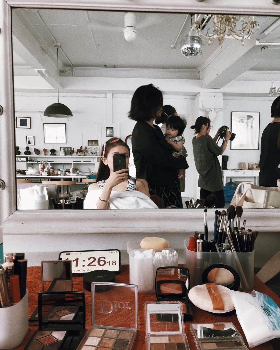稲川千里さんのインスタグラム写真 - (稲川千里Instagram)「. . 子供産んでから毛質が変わって毛量も多くなったしごわつくのが悩みです😢 前髪もまとまらないし常に一つ縛りしてるんだけど、久しぶりに撮影に参加してヘアメイクさんにやってもらったら、とっても可愛くなって感動でした🥺🧡 これは残念ながらセット前ですが… . ニナは私の準備中みんなに抱っこしてもらって、泣くどころかニコニコしてて本当に助かった〜💕 #shooting #mamagirl #女の子ベビー #女の子ママ #赤ちゃんのいる暮らし #mamafashion #ママコーデ」7月2日 14時02分 - chiicamera
