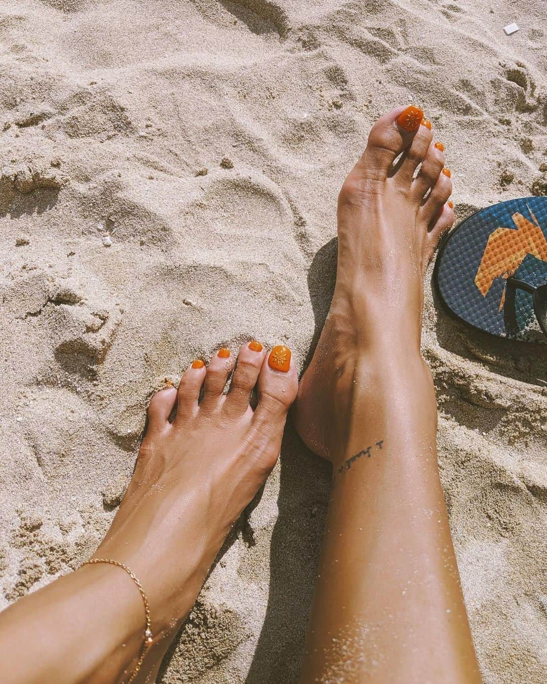 中島ケイカさんのインスタグラム写真 - (中島ケイカInstagram)「new nails⚡️ . @famenail.shibuya . フレンチ落ち着く🤭 フットは夏意識🧡 . #famenails #nails #beach #chilling」7月2日 14時14分 - kathy_tan529