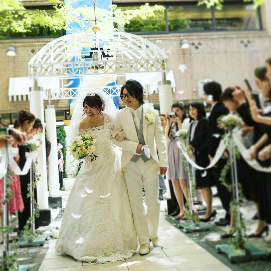 ホテルニューオータニ長岡wedding さんのインスタグラム写真 - (ホテルニューオータニ長岡wedding Instagram)「* * Happy wedding !! * 笑いあり、涙ありの 素敵な披露宴ಇ * 中庭パティオでのガーデン挙式ꜝꜝ * たくさんのゲストに見守られて 幸せいっぱいのお二人でした𓇬 * おめでとうございます💐 *  #ホテルニューオータニ長岡 #ニューオータニ長岡 #オータニ長岡 #wedding #ウエディング #ウェディング #bridal #ブライダル #結婚式 #人前式 #ガーデン挙式  #結婚式場 #プレ花嫁 #花嫁 #結婚式レポ #ホテルウエディング #新潟県 #長岡市 #長岡 #新潟県長岡市」7月2日 14時35分 - newotani_nagaoka_wedding