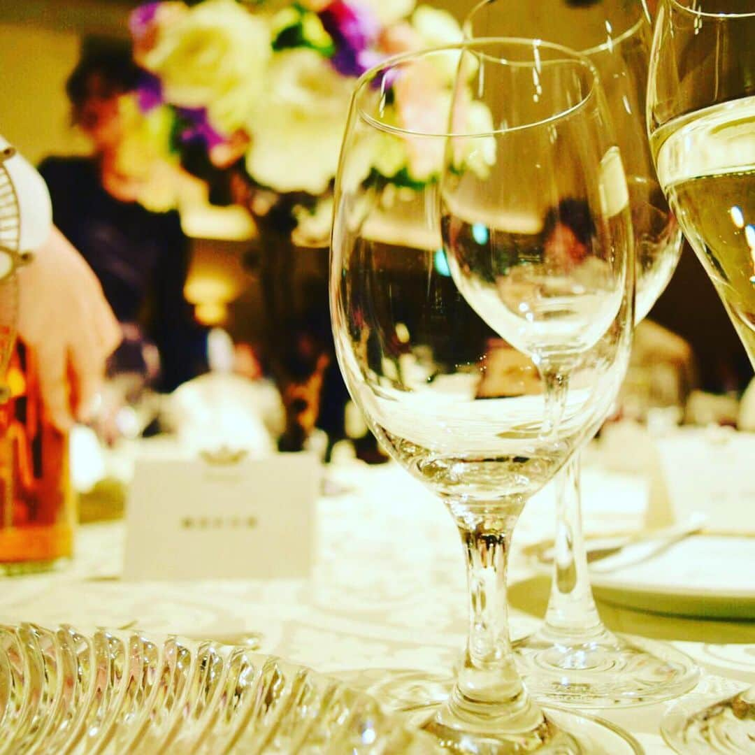 ホテルニューオータニ長岡wedding さんのインスタグラム写真 - (ホテルニューオータニ長岡wedding Instagram)「* * Happy wedding !! * 笑いあり、涙ありの 素敵な披露宴ಇ * 中庭パティオでのガーデン挙式ꜝꜝ * たくさんのゲストに見守られて 幸せいっぱいのお二人でした𓇬 * おめでとうございます💐 *  #ホテルニューオータニ長岡 #ニューオータニ長岡 #オータニ長岡 #wedding #ウエディング #ウェディング #bridal #ブライダル #結婚式 #人前式 #ガーデン挙式  #結婚式場 #プレ花嫁 #花嫁 #結婚式レポ #ホテルウエディング #新潟県 #長岡市 #長岡 #新潟県長岡市」7月2日 14時35分 - newotani_nagaoka_wedding