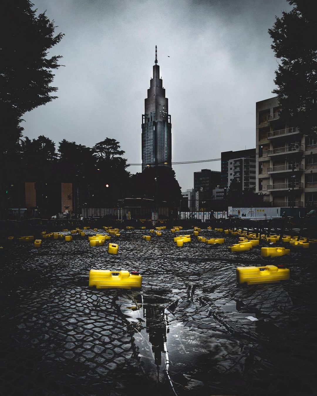 田村幸士のインスタグラム：「. NY感。 . . . #inspirationcultmag #YK5K #tokyotrip #exploretokyo #thecreatorclass #500px #theimaged #streetdreamsmag #cab#citykillerz #streetshared #streets_vision #streetclassics #streetmagazines #yellowcab #uas10k #discovertokyo #jp_gallery #fujifeed #lovers_nippon #myfujilove #fujixfam #japanphoto #japanfocus #aestheticsjapan #streetleaks #yellowcab #urbanandstreet #fatalframes10k #富士フイルム」