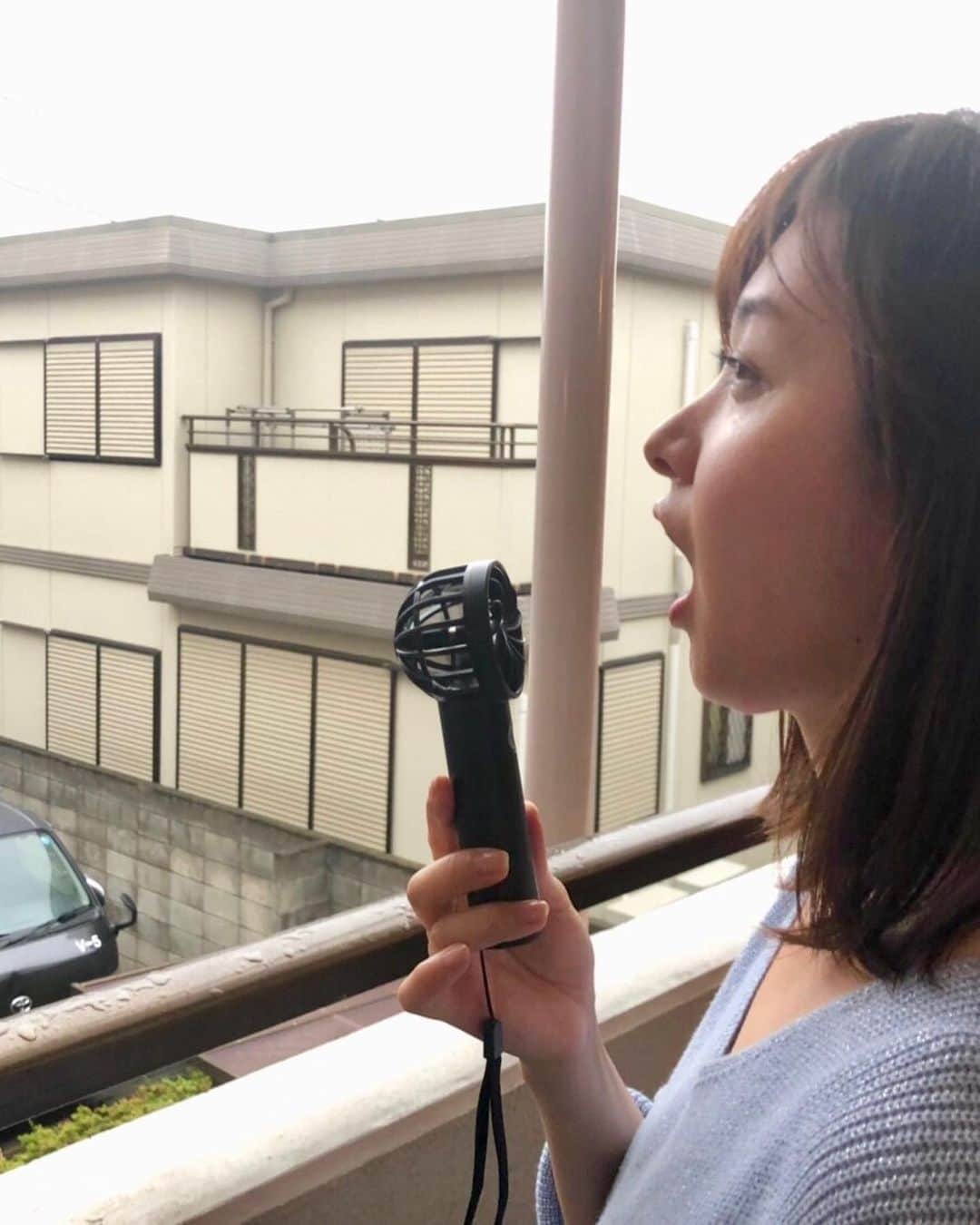 黛英里佳さんのインスタグラム写真 - (黛英里佳Instagram)「「それぞれの断崖」撮影の合間、あまりにジメジメしていて暑かったのでミニ扇風機で涼んでます。  脳天に当てるとけっこう涼しくておすすめです(笑)  #それぞれの断崖#ミニ扇風機#小っちゃいのにちゃんと涼しい」7月2日 14時35分 - erikamayuzumi_official