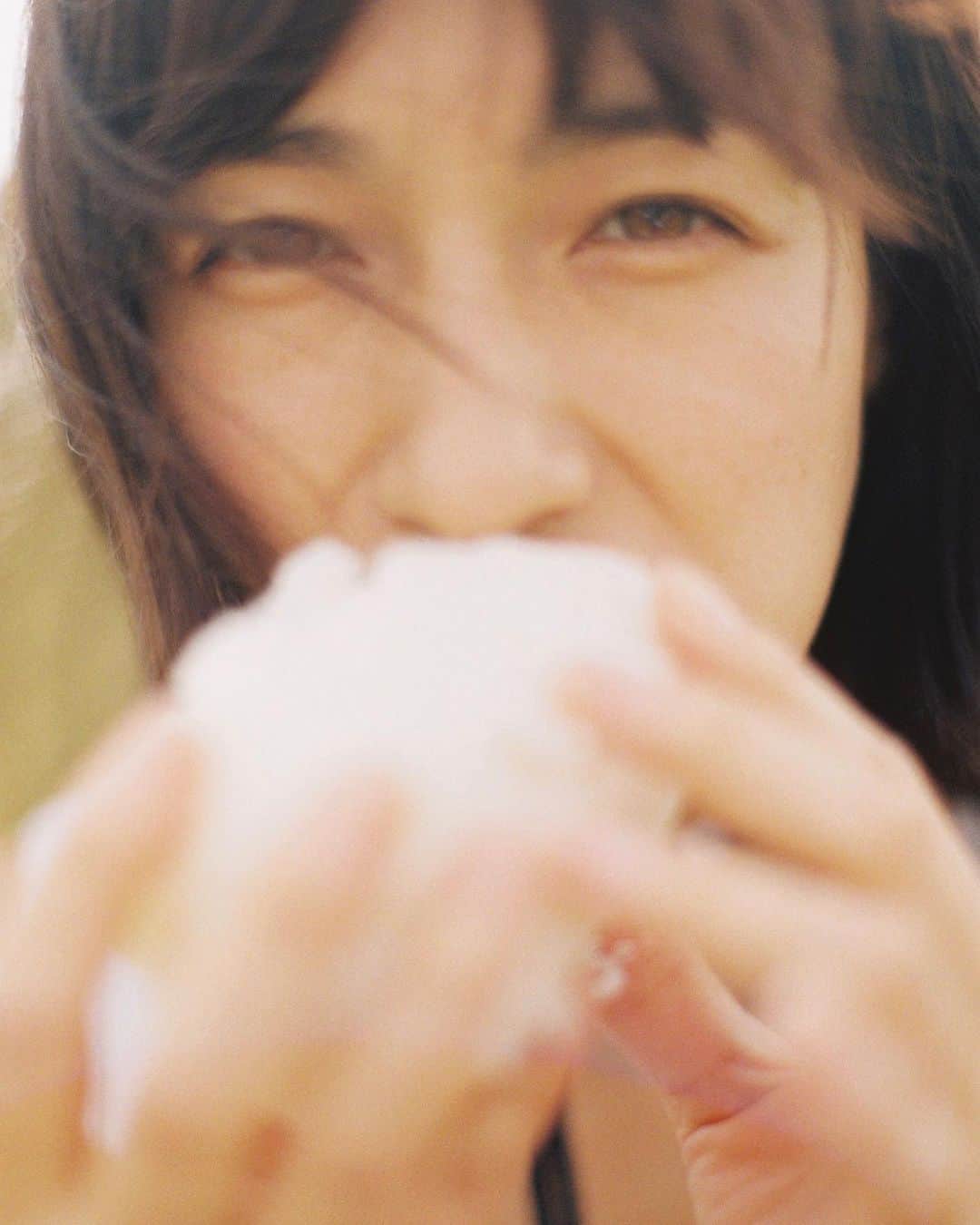 花盛友里のインスタグラム：「Shooting for @otonamuse  だいっっすきな佐田さんとの撮影はいつもご褒美みたいに楽しいっっ！！ 2枚めはお気に入りのオフショット♡ いつでも気さくでムードメーカーな佐田さん、あこがれるー！」