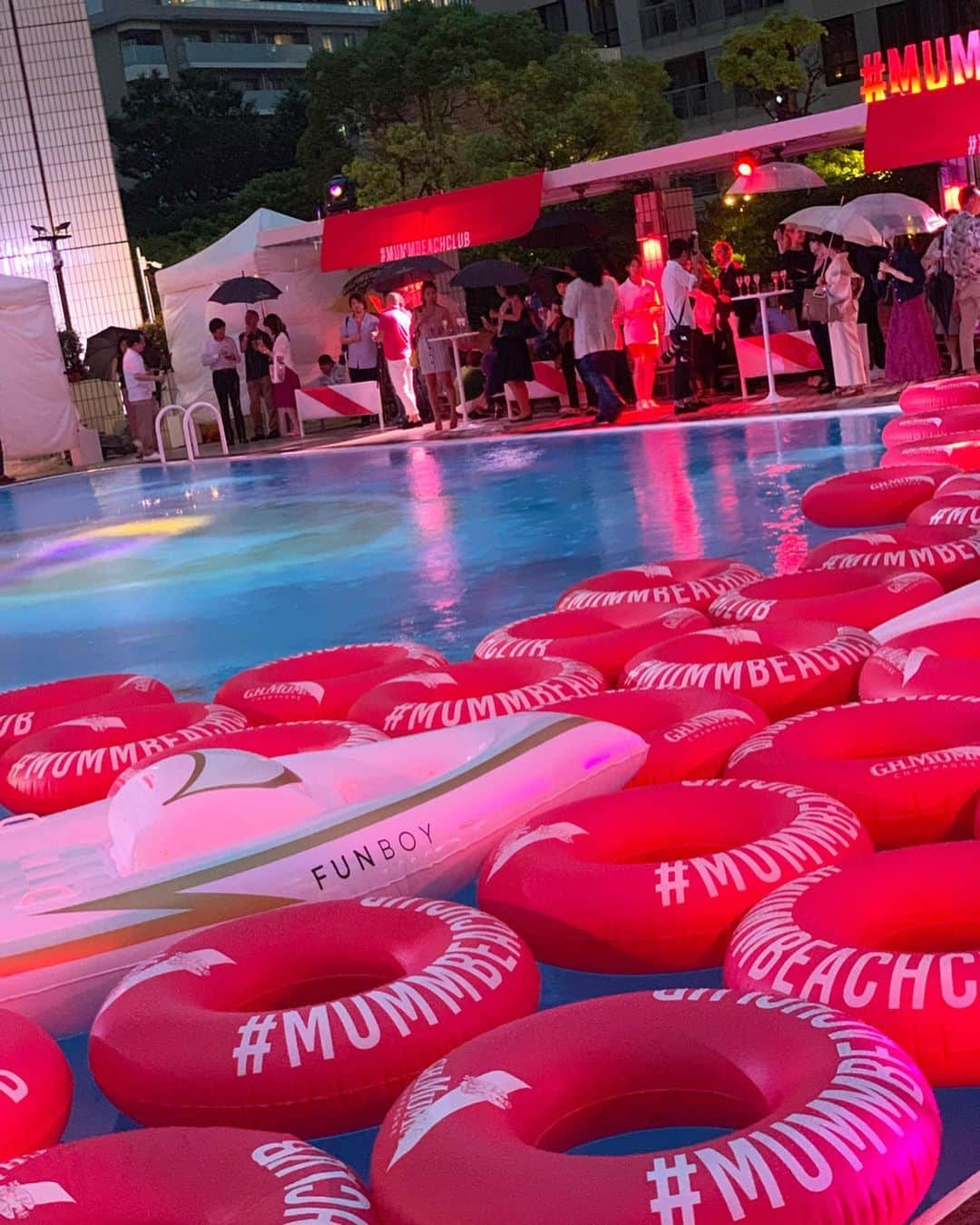 佐野真彩さんのインスタグラム写真 - (佐野真彩Instagram)「MUMM BEACH CLUB  ローンチ・パーティーにご招待頂きかおりんと行ってきました😊 シャンパンにプール、、、ラグジュアリーな空間💎 お友達や大切な人と過ごすのにピッタリなナイトプールです🥰 . 6/23〜9/30までの夏期限定オープンです🏖 . #mummbeachclub @ghmumm_jpn @anaintercontinentaltokyo #anaインターコンチネンタルホテル東京 #ナイトプール #赤坂 #summer #マムビーチクラブ」7月2日 14時38分 - sano.maya