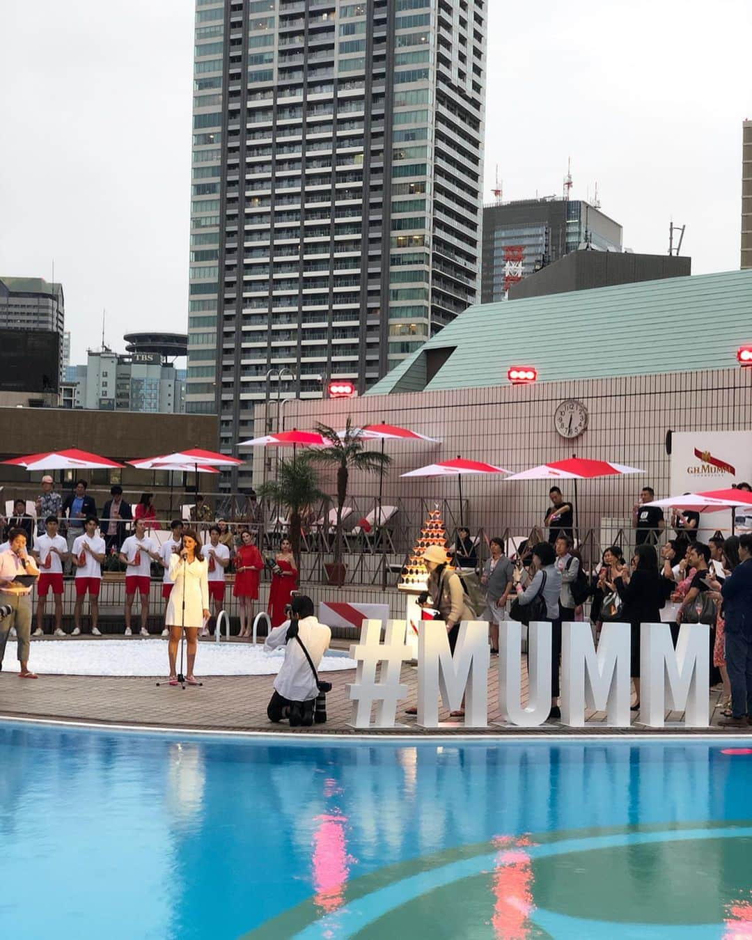 佐野真彩さんのインスタグラム写真 - (佐野真彩Instagram)「MUMM BEACH CLUB  ローンチ・パーティーにご招待頂きかおりんと行ってきました😊 シャンパンにプール、、、ラグジュアリーな空間💎 お友達や大切な人と過ごすのにピッタリなナイトプールです🥰 . 6/23〜9/30までの夏期限定オープンです🏖 . #mummbeachclub @ghmumm_jpn @anaintercontinentaltokyo #anaインターコンチネンタルホテル東京 #ナイトプール #赤坂 #summer #マムビーチクラブ」7月2日 14時38分 - sano.maya