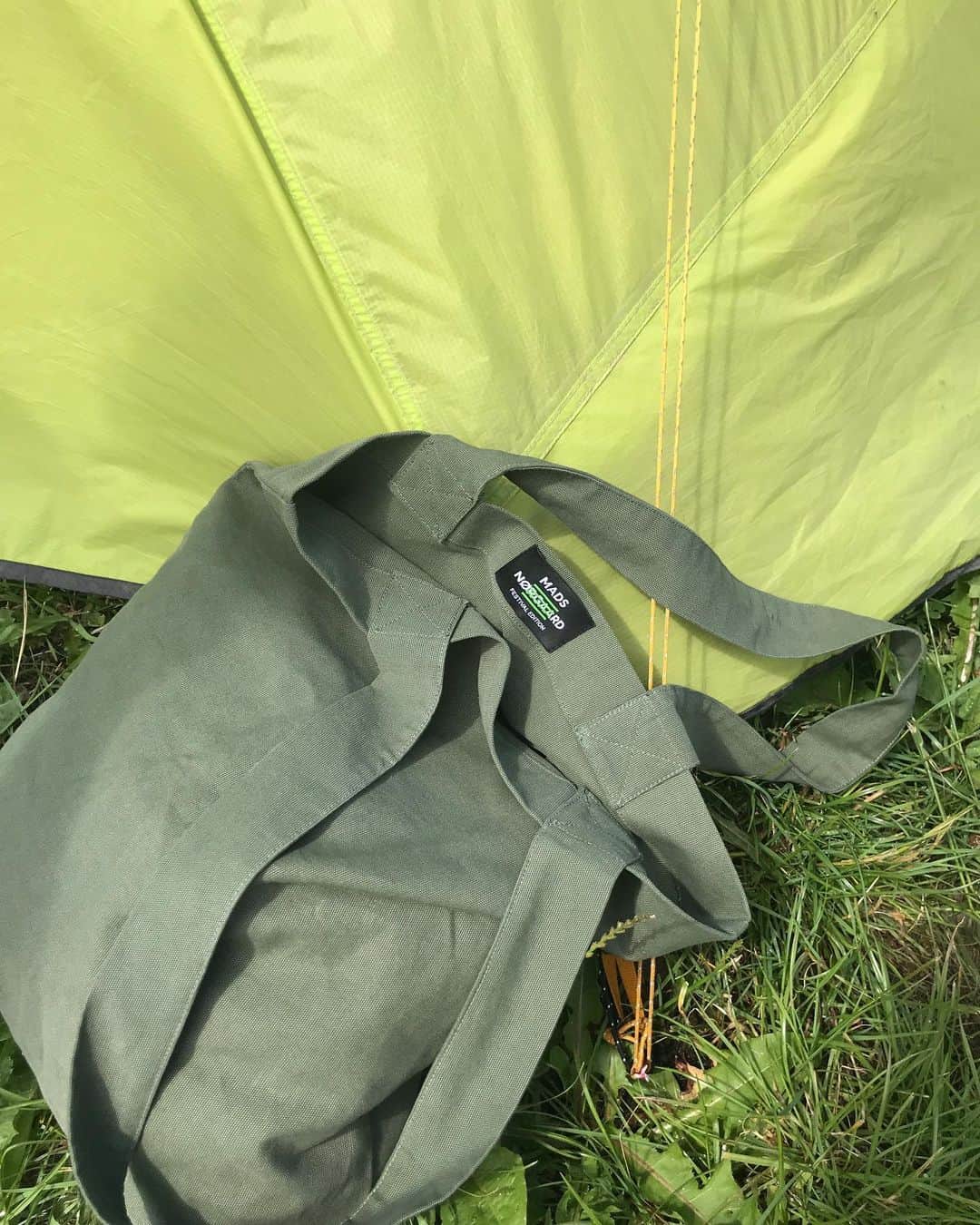 マッツノーガードさんのインスタグラム写真 - (マッツノーガードInstagram)「Roskilde are you ready?! We can’t wait to See you at our festival shop at @roskildefestival in a few days ⛺️We made a special collection in organic cotton available at the festival and our webshop ❤️」7月2日 14時51分 - madsnorgaard