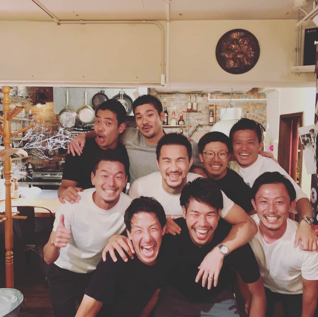 岡崎慎司のインスタグラム：「自分の信頼する仲間達と食事に行きました。 地域に愛されるクラブを目指して、そして信じてついてくる子供達の成長を語り合うのは本当に楽しい。 まだまだこれから。けど久しぶりに楽し過ぎてボーリングではしゃぎ過ぎた。笑 食事したレストランも最高で、お肉も絶品でした。 #leboozy#お肉美味しすぎ#MEISTER#円陣組んだらテンション上がる#ボーリング大会は鉄板#1番楽しんでしまった。#右隅にピンが残りやすい説#謎のダンス」