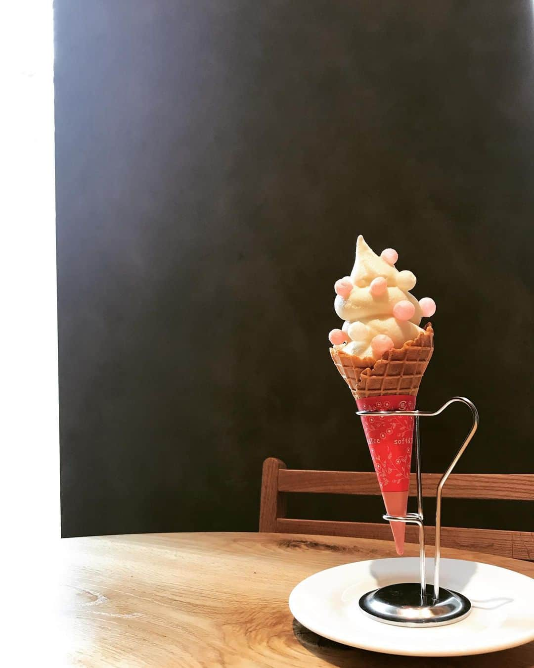 COISOF（コイソフ）さんのインスタグラム写真 - (COISOF（コイソフ）Instagram)「可愛いポップなcoiソフトミルク🍦💕 カラフルなおいりは可愛いだけじゃない！？😋 良縁に効く恋のソフトクリームなんです💕  東京都中央区銀座四丁目3番1号 並木館9階  11:00～23:00（L.O 22:00 無休）  TEL:050-3628-5009  HP:http://coisof.favy.jp/ ・ ・ #ソフトクリーム  #coisof #コイソフ #スイーツ好きな人と繋がりたい #カフェ #カフェ巡り  #銀座 #パフェ #アイスクリーム  #スイーツ  #coiソフト #ソフトクリーム #インスタ映え #おいり #softcream #cute #sweets  #dessert #instafood #ginza  #photogenic #icecream #photography #cafe #followme #art #summer #food」7月17日 10時39分 - coisof