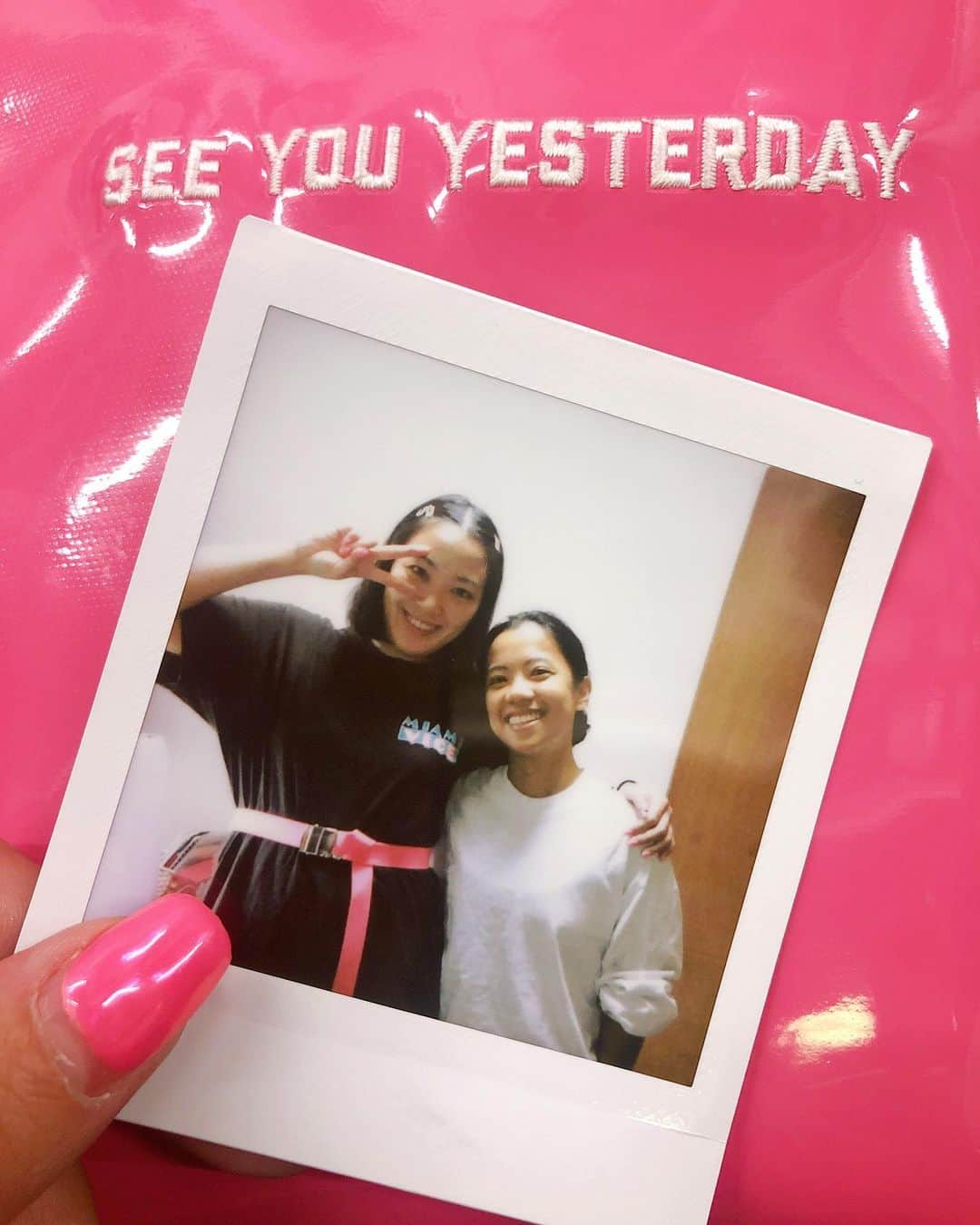 小野美公さんのインスタグラム写真 - (小野美公Instagram)「大好きすぎるあにーとの、約5年近くの同棲が幕を閉じました😂❤️ 普通に寂しすぎて泣く😂笑 デビューする前からも、デビューした後もなにも変わらず、いつも私の心の拠り所で、安定剤🥺💚 毎日の出来事を、毎日一緒におるのにどんなけ話すの？ってぐらい弾丸でいつもなんでも話して、最高に楽しかった😭💓1番辛くて、消えたいって思った時も、冷静に話聞いてくれて、楽しこともアホなことも全部全力😂💚‼️ とりあえず、最高だった！あにーがいなかったら、私はいない笑 それぐらいの愛🧡爆笑 朝のあにーのダーリンからのラブラブ爆音電話攻撃ももう聞けなくなるのか…と思うと寂しい😔。笑 あにーは、美公らしくというものを知ってて、いつも自分の生き方を修正してくれる。”私なんか、私ごとき”の『なんか、ごとき』はいらないと教えてくれた人です💓笑  いい仲間を持つと、人生豊かになりますね😊 最高の出会いに乾杯🙌 一生ありがとう🧡  #びっぐらぶ❤️」7月17日 10時38分 - mikuhead
