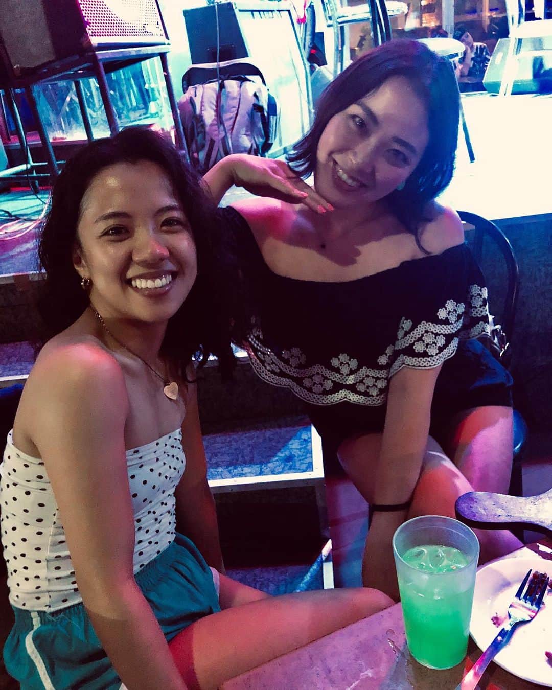 小野美公さんのインスタグラム写真 - (小野美公Instagram)「大好きすぎるあにーとの、約5年近くの同棲が幕を閉じました😂❤️ 普通に寂しすぎて泣く😂笑 デビューする前からも、デビューした後もなにも変わらず、いつも私の心の拠り所で、安定剤🥺💚 毎日の出来事を、毎日一緒におるのにどんなけ話すの？ってぐらい弾丸でいつもなんでも話して、最高に楽しかった😭💓1番辛くて、消えたいって思った時も、冷静に話聞いてくれて、楽しこともアホなことも全部全力😂💚‼️ とりあえず、最高だった！あにーがいなかったら、私はいない笑 それぐらいの愛🧡爆笑 朝のあにーのダーリンからのラブラブ爆音電話攻撃ももう聞けなくなるのか…と思うと寂しい😔。笑 あにーは、美公らしくというものを知ってて、いつも自分の生き方を修正してくれる。”私なんか、私ごとき”の『なんか、ごとき』はいらないと教えてくれた人です💓笑  いい仲間を持つと、人生豊かになりますね😊 最高の出会いに乾杯🙌 一生ありがとう🧡  #びっぐらぶ❤️」7月17日 10時38分 - mikuhead