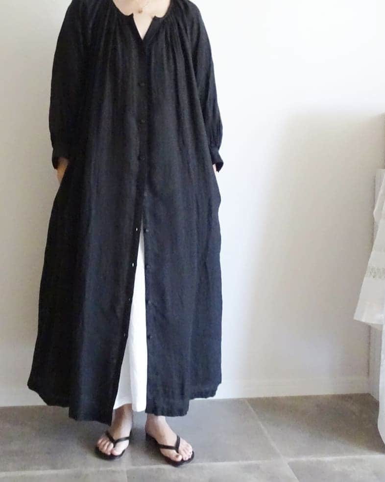 Keikoさんのインスタグラム写真 - (KeikoInstagram)「† 2019 July 17th † 昨日 ご注文いただきました商品の ゆうパック発送が完了いたしました。 本日はこれから レターパックの発送をしてきます。 本当に連日オーダーくださり ありがとうございます！ 残り アクセサリーが数点と 柔らかなリネンの マキシワンピース ブラックのみとなりました。 気づけば もう7月半ばをすぎてしまいました！ なので 金曜日までで 一旦カートをcloseし 夏休みに入らせていただきますね。 気になるものがありましたら 金曜日までにお願いします♪ † 今年は 夏のイベントが無いので いただいたオーダー分の制作と 秋に向け サンプル作りに勤しみたいと思います！ もう秋物！？ 今年もあっという間ですね(;´д｀) † #ハンドメイド#大人ナチュラル#大人コーデ#ナチュラルコーデ#シンプルコーデ#レザー編み#アクセサリー#リネン#リネンのお洋服#handmade#linen#coodinate#accessory#シェルハウス」7月17日 9時04分 - shell_house1025