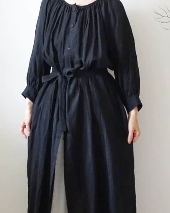 Keikoさんのインスタグラム写真 - (KeikoInstagram)「† 2019 July 17th † 昨日 ご注文いただきました商品の ゆうパック発送が完了いたしました。 本日はこれから レターパックの発送をしてきます。 本当に連日オーダーくださり ありがとうございます！ 残り アクセサリーが数点と 柔らかなリネンの マキシワンピース ブラックのみとなりました。 気づけば もう7月半ばをすぎてしまいました！ なので 金曜日までで 一旦カートをcloseし 夏休みに入らせていただきますね。 気になるものがありましたら 金曜日までにお願いします♪ † 今年は 夏のイベントが無いので いただいたオーダー分の制作と 秋に向け サンプル作りに勤しみたいと思います！ もう秋物！？ 今年もあっという間ですね(;´д｀) † #ハンドメイド#大人ナチュラル#大人コーデ#ナチュラルコーデ#シンプルコーデ#レザー編み#アクセサリー#リネン#リネンのお洋服#handmade#linen#coodinate#accessory#シェルハウス」7月17日 9時04分 - shell_house1025
