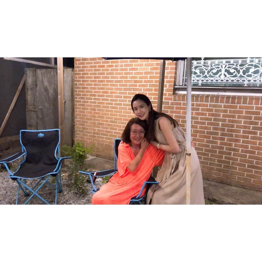 イ・ダヘさんのインスタグラム写真 - (イ・ダヘInstagram)「존경하는 지춘희 선생님과의 3일간의 양양 여행! 이현승감독님과의 첫만남도 참 즐거웠던^^ 밥먹고 2차로 감독님의 귀여운 책방 놀러가기!#양양#파란책방#이현승감독님#그대안의블루#미스지컬렉션#즐거운시간#감사합니다」7月17日 9時05分 - leedahey4eva