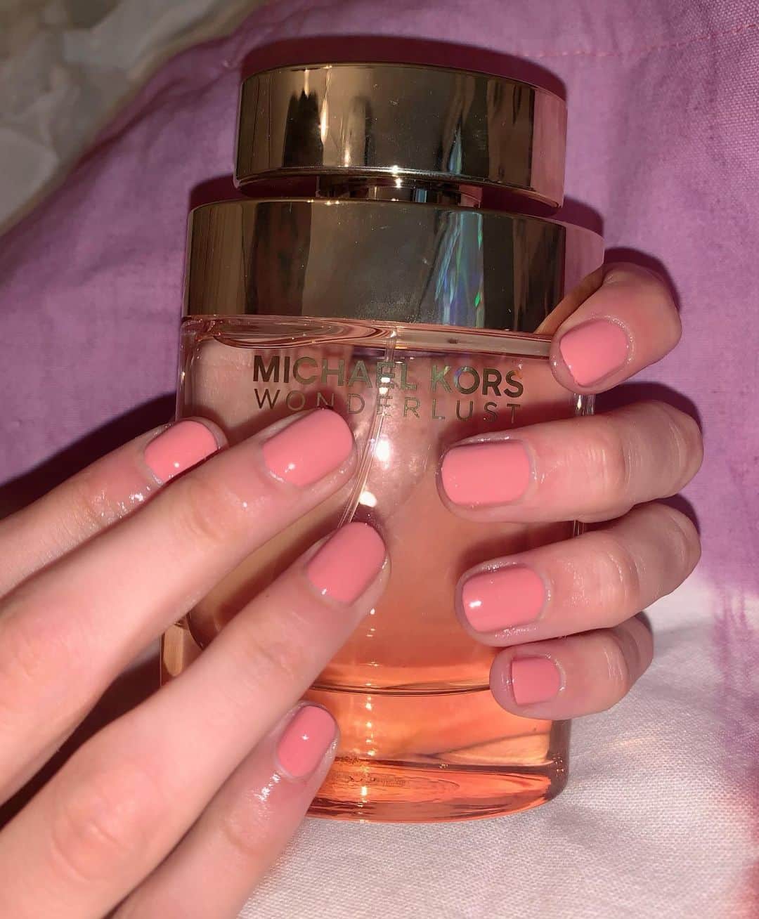 Mei Kawajiriさんのインスタグラム写真 - (Mei KawajiriInstagram)「Perfect peach nude Nails for @gigihadid × @michaelkors 💕💅🏻💕 using @sally_hansen nail polish 💅🏻 #nailsbymei」7月17日 9時05分 - nailsbymei