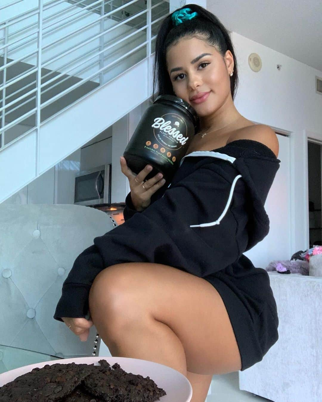 Katya Elise Henryさんのインスタグラム写真 - (Katya Elise HenryInstagram)「NEW COOKING WITH KATYA YOUTUBE VIDEO! don't let sugar cravings get the better of you, girls! 🌴 these choc coconut cookies will fuel your gains, help you hit your protein intake for the day annnnd satisfy that sweet tooth!! hit the link in BIO for my full recipe video 🍪 . final hours of my @workouts_by_katya app + blessed protein bundle for just $99.95 - head to www.workoutsbykatya.com before time runs out! 🥥👀 #wbkgirls」7月17日 9時13分 - katyaelisehenry