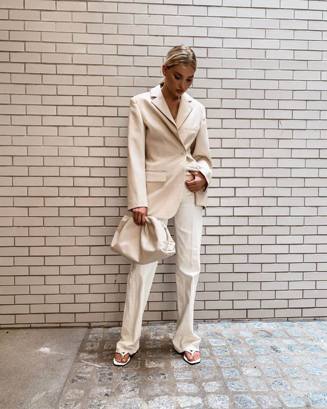 エルザ・ホスクさんのインスタグラム写真 - (エルザ・ホスクInstagram)「🕊 all white today Wearing my @jbrandjeans ”elsa monday Jean” @toteme shoes @jacquemus jacket , @bottegaveneta bag and  vintage @dior necklace」7月17日 9時16分 - hoskelsa