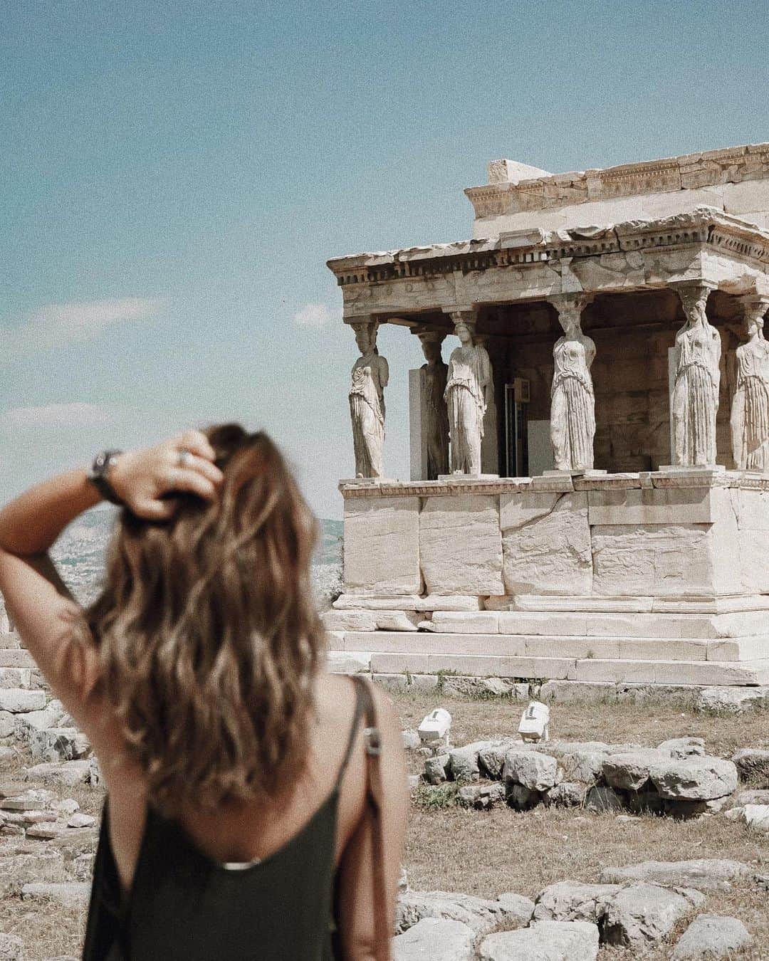 Manamiのインスタグラム：「🏛Akropolis 6人の美少女が柱になっているエレクティオン。 これはレプリカで、本物は博物館に展示されているらしい！ 📸 @mina__37__  ㅤ 今回移動は HND→ Doha→ Athens ✈️ Athens→ Mykonos ⛴ Mykonos→ Doha → HND ✈️ フライトは9万くらい、船は¥6,000くらいでした💙 ㅤ ギリシャpostこれにて終了😇」