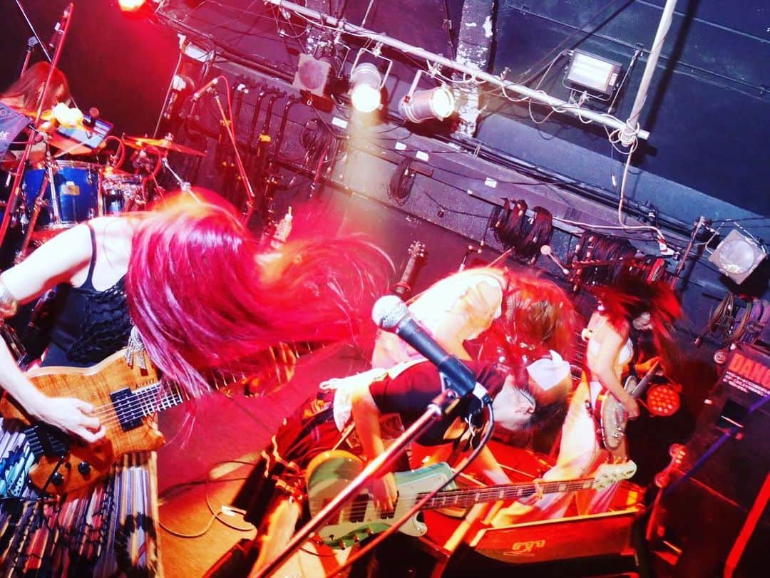 R!Nのインスタグラム：「宮崎SR BOX公演でした！ アットホームな雰囲気の中、熱い声援と拳でめちゃくちゃ熱いライブでした。汗めっちゃだくだくになった！爽快でした😭💜 前から後ろまでパワーをひしひし感じ、歌っていてとても楽しい時間！あっという間に感じました。  また来たい！！ ロビーにyasu様がいたので思わず写真を撮りました。  #Aldious #アルディアス #support #vocal #ringemie #サポートボーカル #宮崎 #宮崎srbox #miyazaki #tour #evoke」