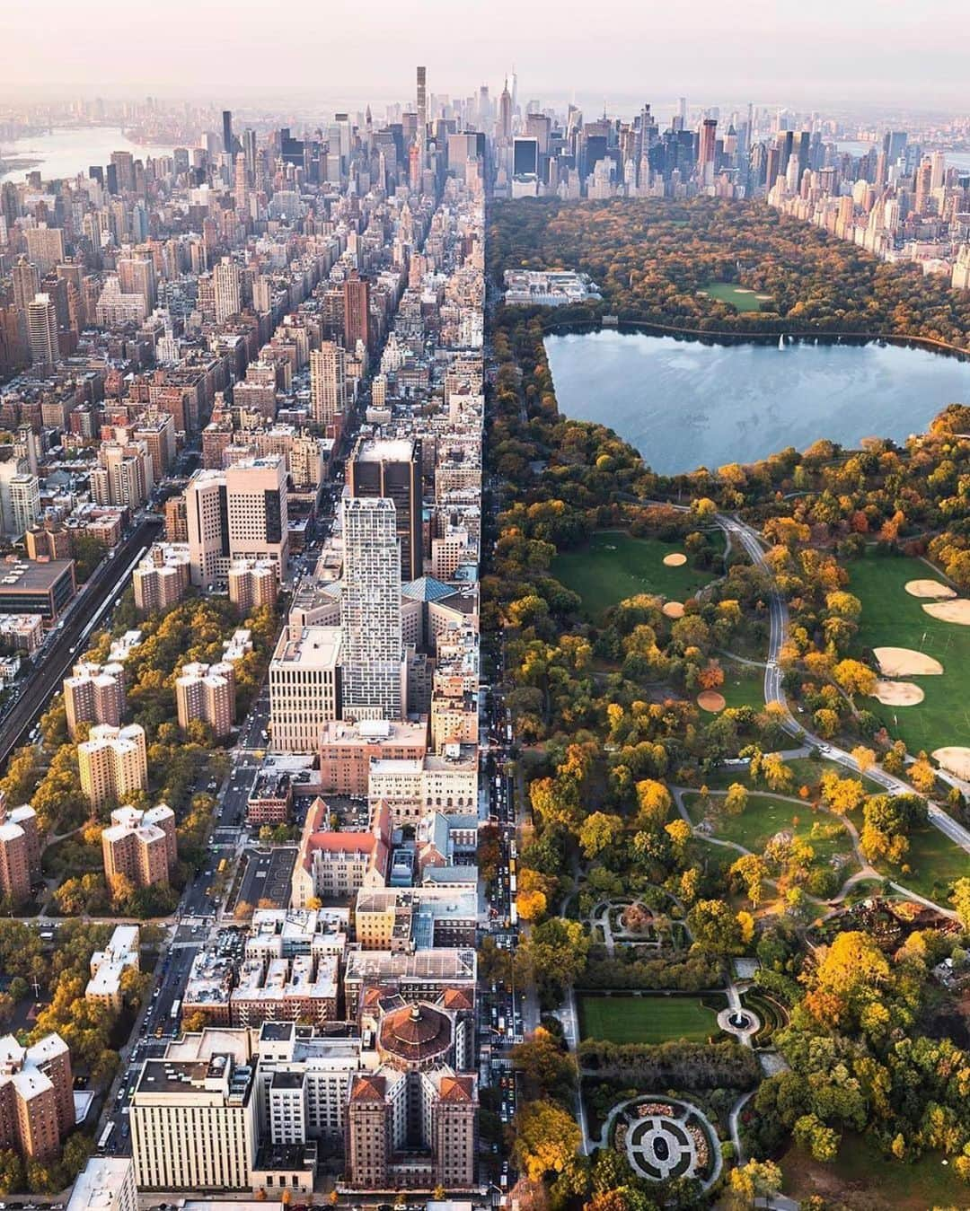 Earth Picsさんのインスタグラム写真 - (Earth PicsInstagram)「Central Park New York City 🌃 by @craigsbeds . . . . . . #moodnation #traveleverywhere #travelbloggerlife #polishtravelblogs #globelletravels #journeysofgirls #travelgirl #backpackerlife #placestogo #instatravel #wanderlust #wanderlustwednesday #traveltolive #bucketlisttravel #ttot #travelvibes #wildernessculture #borntotravel #glt #passionpasport #postcardplaces #landscapephoto #girlsthatwander #exploringtheglobe #unlimitedparadise #gooutandexplore #vibeofvisuals」7月17日 9時32分 - earthpix