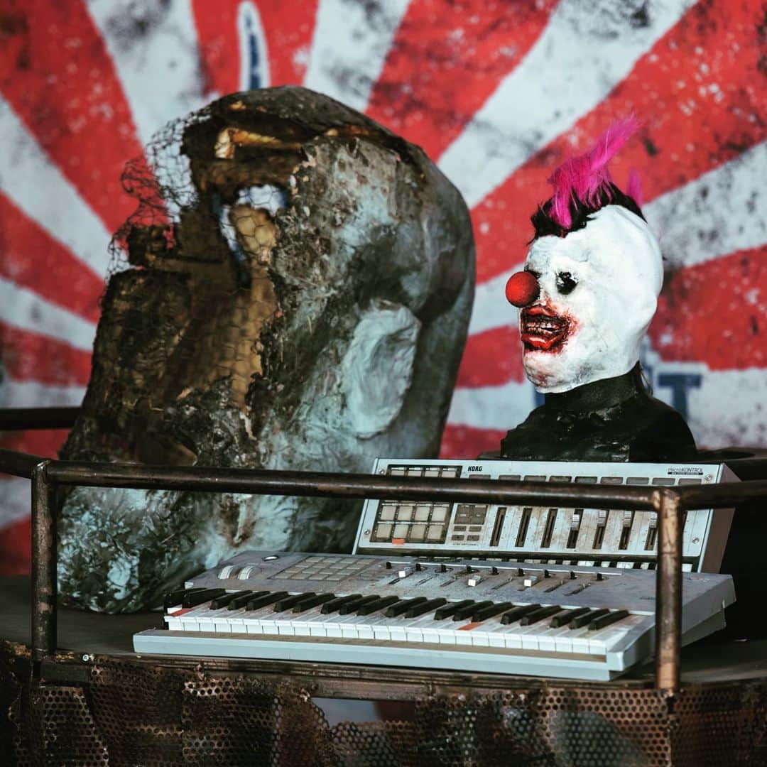 Slipknotさんのインスタグラム写真 - (SlipknotInstagram)「The #KnotfestRoadshow will feature an immersive exhibit from throughout the band’s history complete with instruments, memorabilia, wardrobe and personal never-before-seen items. Grab your VIP packages now for guaranteed access. (Link in bio)」7月17日 9時32分 - slipknot