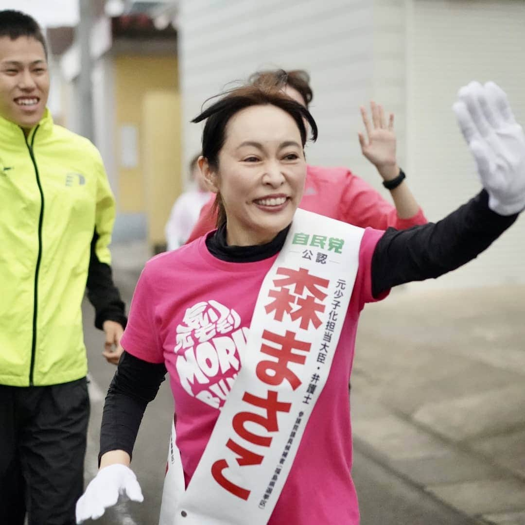 森まさこさんのインスタグラム写真 - (森まさこInstagram)「私も毎年、川内村マラソンには欠かさず出場しているよしみで、プロランナーで市議会議員の川内鴻輝さんたちに駆けつけていただき「応援ラン」をいただきました！  福島もまた、スポーツの力に何度も助けていただきました。私もまたいただいたパワーで、元気モリモリ！今日も頑張ります！  #福島を守るのは森まさこ」7月17日 9時33分 - mori_masako_