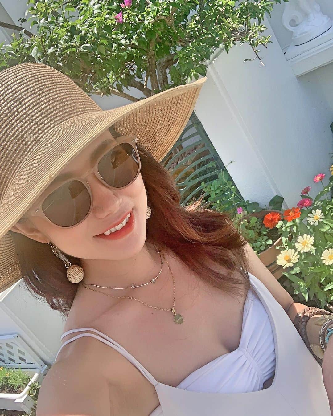 長嶺菜菜子のインスタグラム：「﻿﻿ ﻿ おはようーっす🌺🙌🙌﻿﻿ ﻿﻿ ﻿﻿ 最近は帽子被ってる率が高めな私です🤚🏽﻿﻿ ﻿﻿ ﻿﻿ 帽子さえ被ってれば﻿﻿ なんとなくおしゃれに見えるのを狙ってます👩🏽‍🌾﻿﻿ ﻿ ﻿ ただ﻿ 理由はもう一つ﻿ ﻿ おでこが広いからおでこから真っ先に焼ける。。😀﻿ それを防ぐための帽子👈﻿ ﻿﻿ ﻿﻿ 沖縄の日差しは強いからね😎😎﻿﻿ けど焼けるのは嫌いじゃない👈﻿﻿ ﻿﻿﻿ ﻿﻿﻿ ★------------------------------------------------☆﻿﻿﻿﻿﻿﻿﻿﻿ #沖縄人 #うちなんちゅ﻿﻿ #八重歯 #でこっぱち﻿ #日焼け対策は帽子とサングラス﻿﻿ #沖縄の日差しは半端ない﻿ #おでこから真っ先に焼ける﻿ #夏好き」