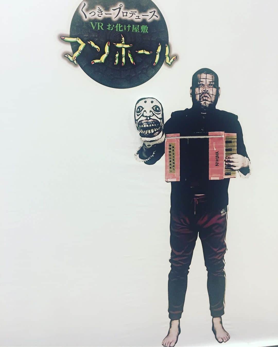 宮田麺児のインスタグラム：「なんやこれ？  #野性爆弾#クー#クッキー#マンホール#なんやこれ？#毎日放送」