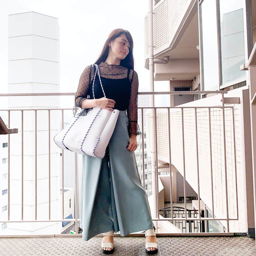 のインスタグラム：「今日はムシムシしますね👀 ・ tops #Valmuer bottom #coel shoes #geox bag #qbag ・・・ #instafashion #fashion #coordinate #instacoordinate #outfit #ootd #ファッション #コーディネート #ol #olコーデ #오오티디 #데일리룩」