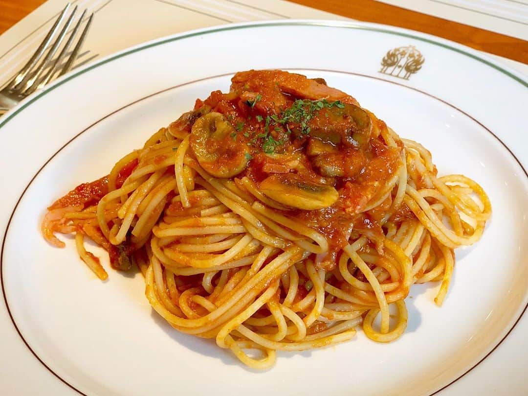 小野恵美のインスタグラム：「先日横浜にて🍽 ホテルニューグランドの伝統のナポリタンを💕以前食べようと思ったら混んでいて入れなかったので、念願🥰濃厚なトマトソースが美味しかった🍅🌿 #ランチ #横浜 #yokohama #lunch #ナポリタン #ホテルニューグランド」