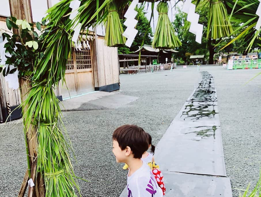 スザンヌさんのインスタグラム写真 - (スザンヌInstagram)「帰りは﻿﻿ 生トウモロコシ🌽買いに寄り道したり、﻿﻿ シカ🦌に餌あげたり、﻿﻿ 阿蘇神社に行って参拝したりおみくじひいたり。﻿﻿ 道の駅でソフトクリーム🍦﻿﻿ 買って食べたり新鮮お野菜買い込んだり🥬して﻿﻿ ﻿﻿ 最後の最後は予定変更で﻿﻿ うなぎを食べてかいさーん🤲﻿﻿ ﻿﻿ ﻿﻿ 胸いっぱい﻿﻿ お腹いっぱい（ほんとに次の日履いたデニムのチャック壊れかけたw）﻿﻿ 心も身体も満たされた﻿﻿ 家族旅行でした❤️﻿﻿ ﻿﻿ みんなをさらにさらに大好きになって朝も夜も昼もずっと楽しく笑いっぱなしで﻿﻿ （ばあちゃんまでもが2時半まで起きてた奇跡🙏） ﻿﻿ 連れてってくれた﻿﻿ ママにただただ﻿感謝です🙏﻿﻿ ﻿﻿ 次はわたしが旅行連れて行くね😊🙏（ママ来てくれるかな？笑）﻿﻿ ﻿﻿ ﻿﻿ ﻿﻿ #キャサリン旅﻿﻿﻿﻿ #母の日旅﻿﻿﻿﻿ #親子四世代﻿﻿﻿ #阿蘇 ﻿ #振り返りpic ﻿ #これにて終了」7月17日 9時59分 - suzanneeee1028