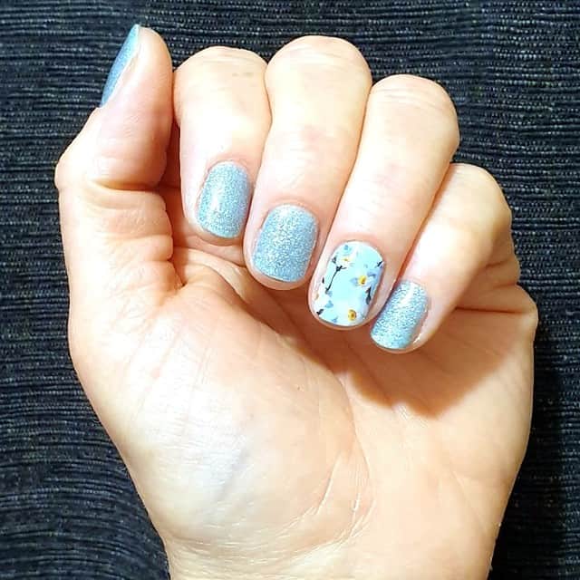 Jamberryのインスタグラム：「We’ve got Morning Dew - a retired accent, along with Turqs and Caicos 🌸 . . Thank you so much @jaminfrog17 for your submission! . . #nailart #nailfie #nailwraps #manicurelove #prettythings #sisterhood #selfcare #creative #crushinggoals #repost #womeninbiz #beneyou #bossbabe #jamberry #jamberry2019 #jamberryaddict」