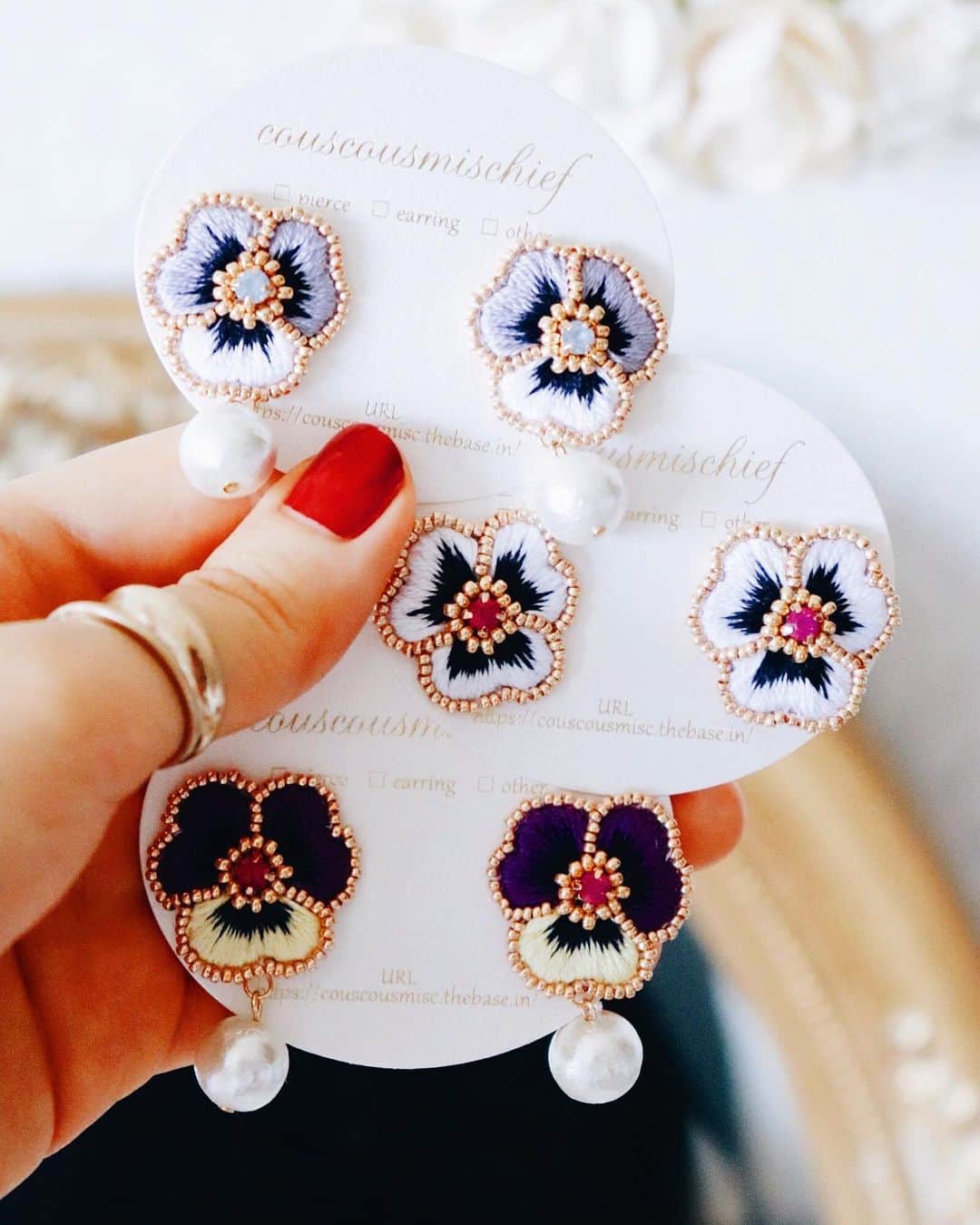 handmade shopのインスタグラム：「一粒パンジー🌼﻿ ﻿﻿﻿ 裏を仕上げずに持っていくので﻿﻿﻿ ピアス、イヤリングをお選びいただけます😊﻿﻿﻿ ﻿﻿ 裏が仕上がっていないものをご購入された方は﻿﻿ 後日 裏を仕上げて発送いたします✨﻿ ﻿ 裏が仕上がっているものも持っていきます🌷﻿ ﻿﻿﻿﻿ ﻿﻿﻿﻿﻿﻿ 🌱7/20,21 HMJ ビッグサイト ブースno.B-193」