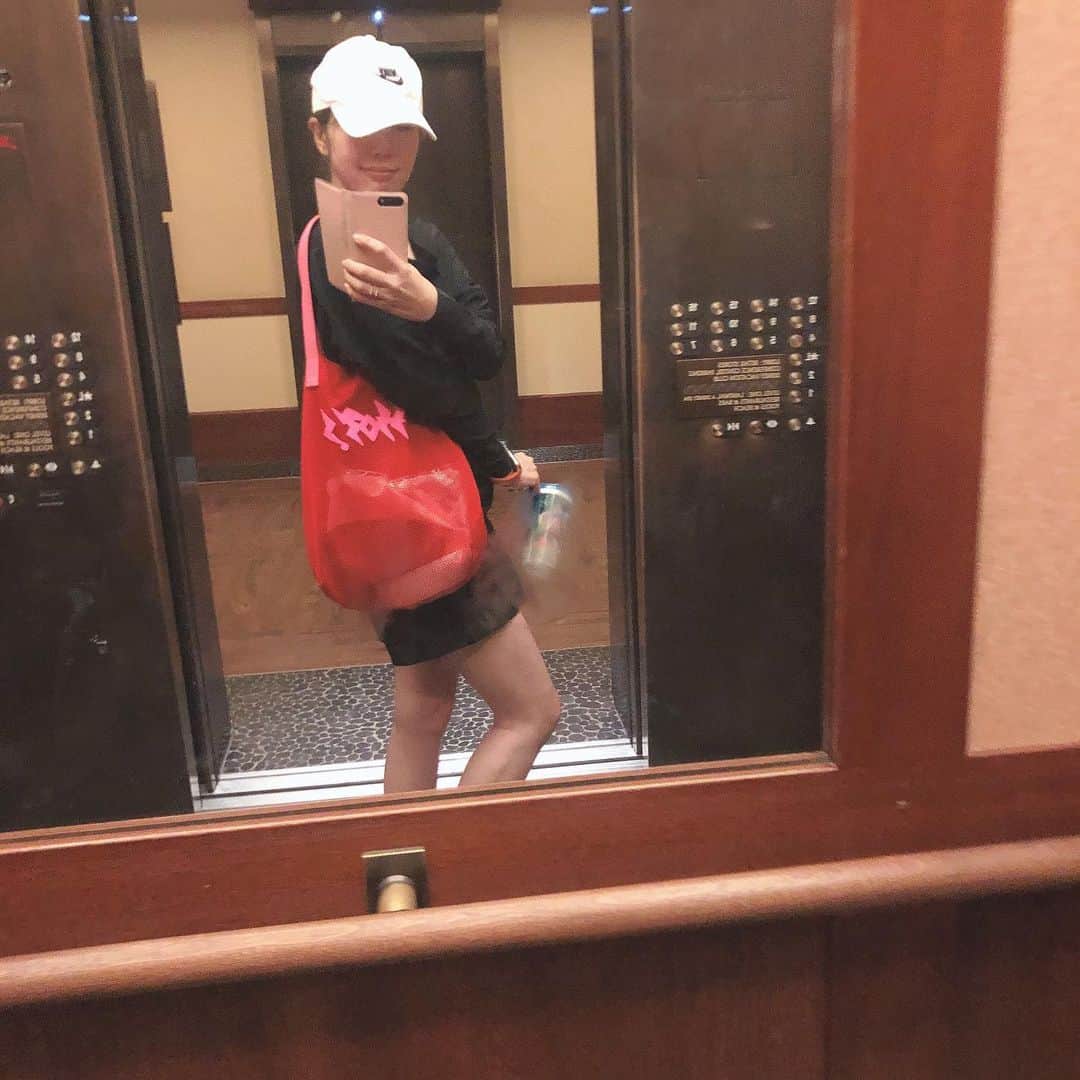 のインスタグラム：「ちょっと早い夏休みを頂いてハワイに来てます🌴ハワイ久々すぎる😂 とりあえず、息子が喜びそうだと思いまずはアウラニへ。初アウラニ。勝手がわからず昨日はウロウロ… @ludlow_official のバッグが大活躍！  #hawaii #summervacation #familytrip #shiba_u」
