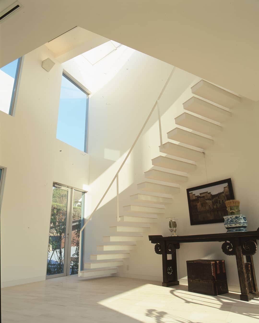 参會堂－SANKAIDO－さんのインスタグラム写真 - (参會堂－SANKAIDO－Instagram)「幾何学的ミニマリズムを感じさせる明るい白の空間に、荘厳な雰囲気を醸すアンティーク家具が佇む、見事なコントラスト。シンプルで美しい、吹き抜けの階段です。 . . . #白い家 #吹き抜け #階段 #青空 #北欧 #暮らし #暮らしを楽しむ #マイホーム #住宅 #家 #インテリア #ヨーロッパ住宅 #ヨーロッパの家 #ヨーロピアンスタイル #デザイン住宅 #輸入住宅 #規格住宅 #建築設計 #注文住宅 #myhome #house #home #interior #design #SANKAIDO #参會堂 #参會堂style」7月17日 10時25分 - sankaido_house