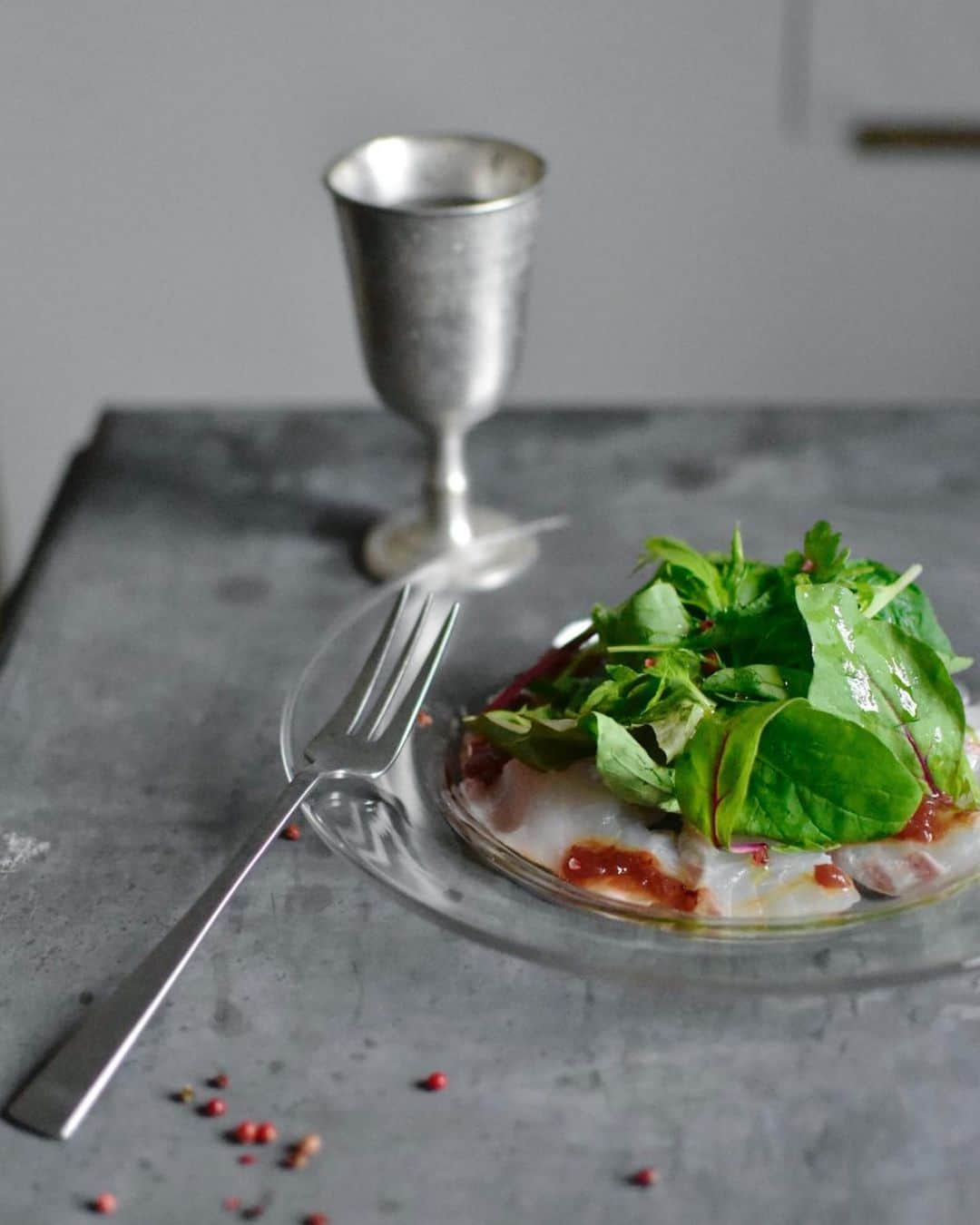 LieE 古道具のインスタグラム：「ELLE gourmet 今回のテーマは " 梅レシピ " ☺︎ 梅って たまにすっごく食べたくてたまんなくなる 魅惑の食材♡  さっぱりたべたいこの季節にぴったりの 鯛のカルパッチョを梅ソース仕立てに ☺︎ 食欲をそそるごま油をすこしソースにいれたら お箸がすすむすすむ、、 すごく簡単なので ぜひ♡  3枚目は 梅ジャムをいただいたので いつもつくっている酵素シロップと シロップにした後の梅(これが美味しいんです) 梅ジャムに スパークリングウォーターををシュワっといれて キリリと♡  だるい日でも ごくごくいけちゃうやつ♡  #ellegourmet #エルグルメ #フーディーズクラブ #vsco #vscocam #vscogood」