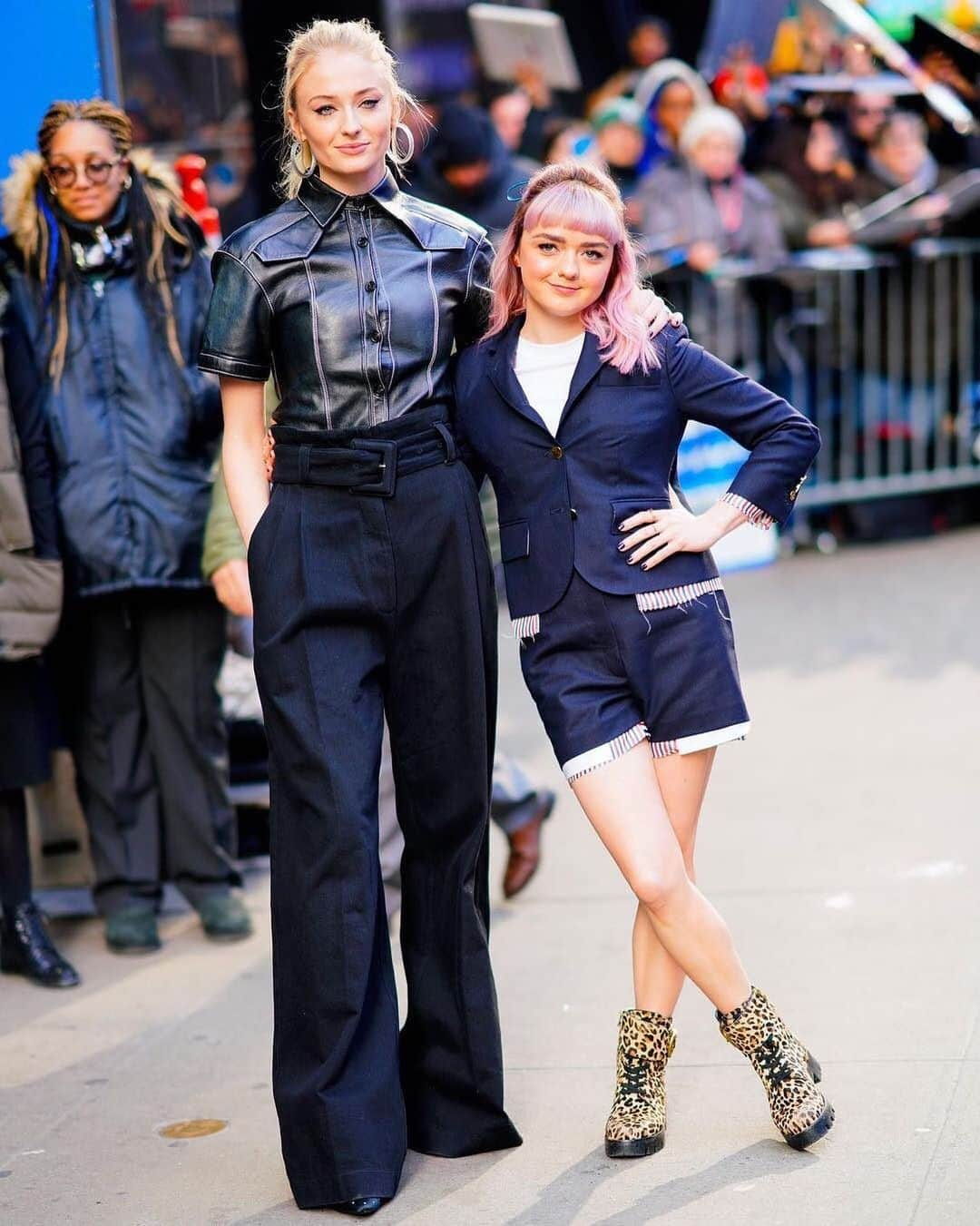 E! Onlineさんのインスタグラム写真 - (E! OnlineInstagram)「Don’t even get us star(k)ted on these #Emmys nominees! Sending congrats to the north for #GoT sweeping...Never forget what you are: Sisters. 👭(📷: Getty Images)」7月17日 1時29分 - enews