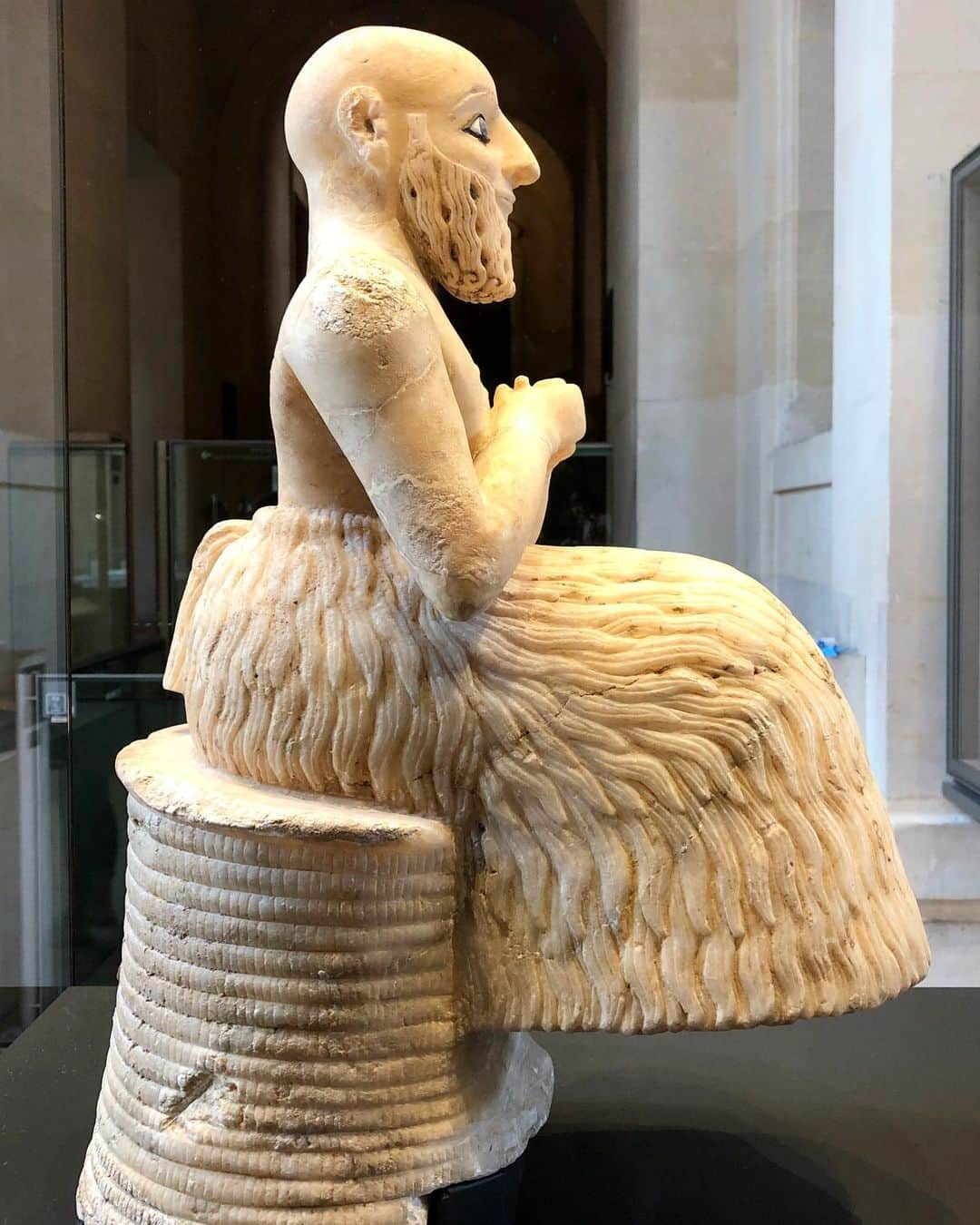 ルーブル美術館さんのインスタグラム写真 - (ルーブル美術館Instagram)「. 🇫🇷 En ce #JourDeFermeture, nous retrouvons la statue d’Ebih-Il, de retour dans la salle Mari ! - 📖 De nombreux fidèles ont déposé des statues à leur effigie dans les temples de Mari, perpétuant ainsi leur présence devant la divinité. Ces statues d'orants et d'orantes représentent, les mains jointes et vêtus d'un vêtement appelé kaunakès, les hommes et les femmes des niveaux supérieurs de la hiérarchie sociale. - 👀 La statue d’Ebih-Il est, sans conteste, un chef-d’œuvre par la qualité de son exécution, par son état de conservation et par le caractère expressif de son style. - 📍 Aile Richelieu, salle 234. - - - - 🌍 On this #ClosingDay, let’s discover the statue of Ebih-Il, just back in the Mari room! - 📖 Many worshippers placed votive statues in their own image in the temples of Mari, thus perpetuating their presence before the deity. These statues of praying figures are mostly depicted with their hands joined and wearing a garment known as a kaunakes skirt. They belonged to men and women from higher social classes. - 👀 The statue of Ebih-Il is a masterpiece by the quality of its craftsmanship, state of preservation, and expressive style. - 📍 Richelieu wing, room 234. - 📷 © Musée du Louvre / Maëlys Feunteun . . . #MuséeDuLouvre #Louvre #LouvreMuseum」7月17日 1時30分 - museelouvre