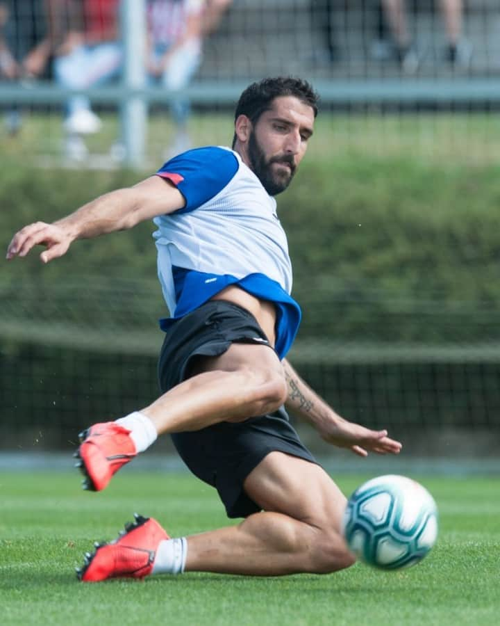 アスレティック・ビルバオさんのインスタグラム写真 - (アスレティック・ビルバオInstagram)「🔙 Raul Garcia 🦁 Lezamako entrenamenduetan bere onena ematen💪🔋 · 🔙 Raúl García 🦁 33 años de pura energía 💪🔋 entrenando a tope en Lezama 🤩 · · #AthleticClub」7月17日 1時31分 - athleticclub