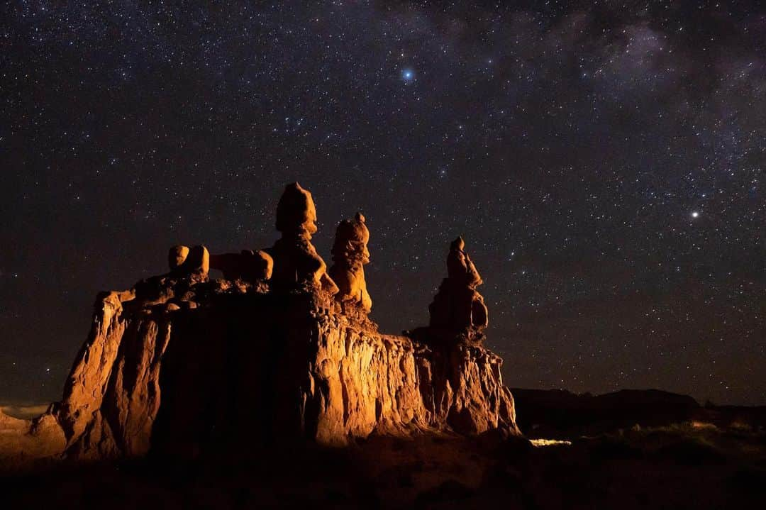 アンジー・ペインさんのインスタグラム写真 - (アンジー・ペインInstagram)「Goblin Valley State Park — one of those otherworldly places that is somehow accessible to earthlings. @visitutah @austendiamond @verydynamite • • • • • #landscapephotography」7月17日 1時32分 - angelajpayne