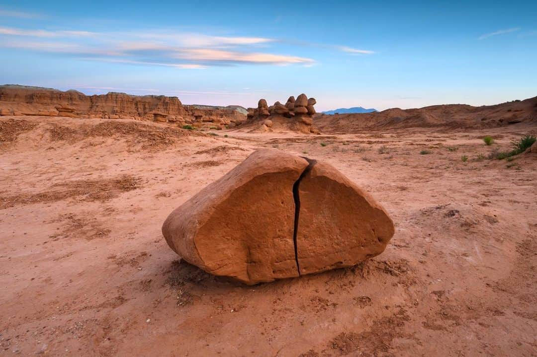 アンジー・ペインさんのインスタグラム写真 - (アンジー・ペインInstagram)「Goblin Valley State Park — one of those otherworldly places that is somehow accessible to earthlings. @visitutah @austendiamond @verydynamite • • • • • #landscapephotography」7月17日 1時32分 - angelajpayne