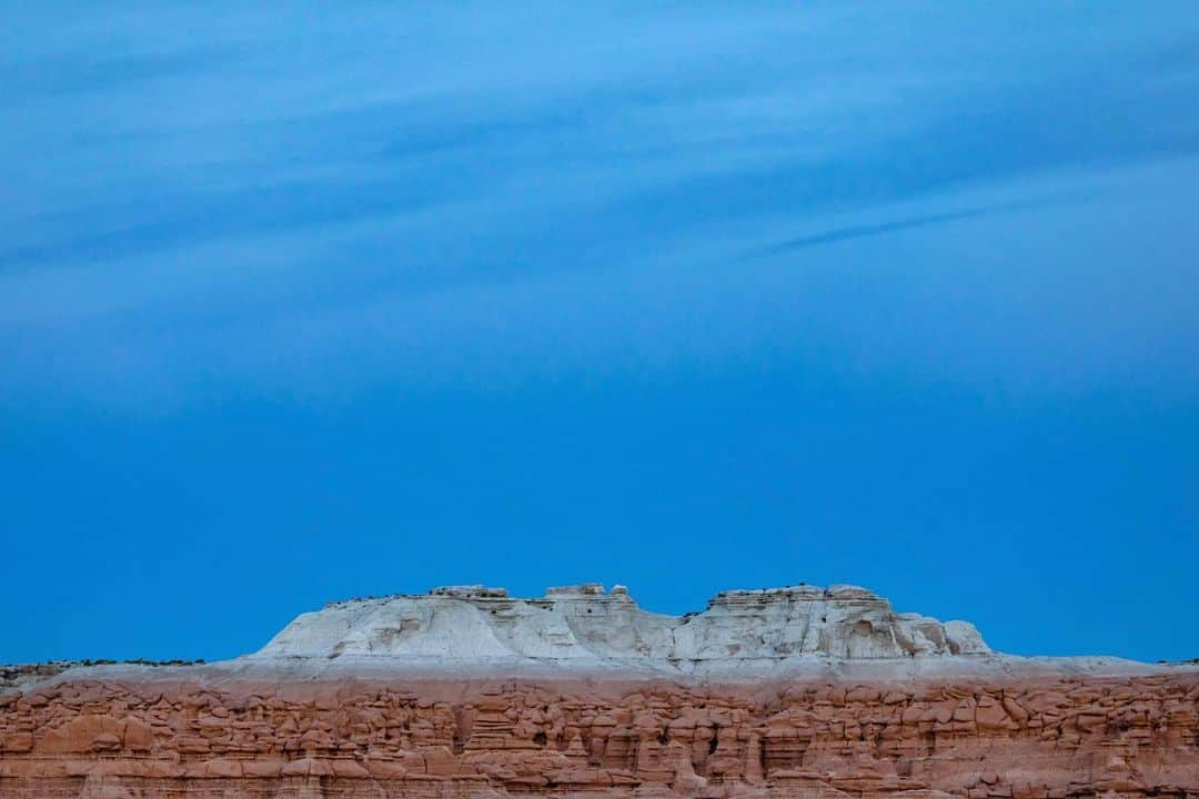 アンジー・ペインさんのインスタグラム写真 - (アンジー・ペインInstagram)「Goblin Valley State Park — one of those otherworldly places that is somehow accessible to earthlings. @visitutah @austendiamond @verydynamite • • • • • #landscapephotography」7月17日 1時32分 - angelajpayne