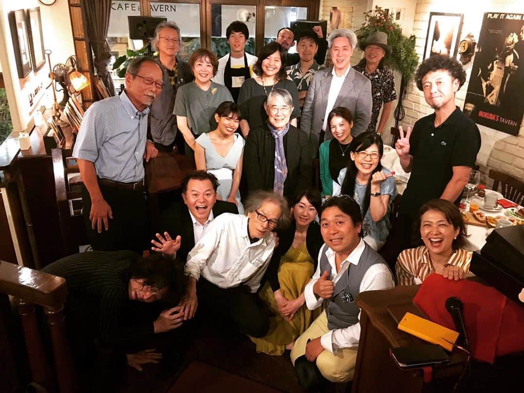 松本隆さんのインスタグラム写真 - (松本隆Instagram)「神戸木馬チーム、ぼくの古希を祝う夜。みんな友人だが、横のつながりは薄く初対面の人もいた。だが人の輪を作る才能に恵まれたぼくは、自分の半径10mにいる人たちを幸福にしてしまう。ホントか？」7月17日 1時36分 - takashi_matsumoto_official