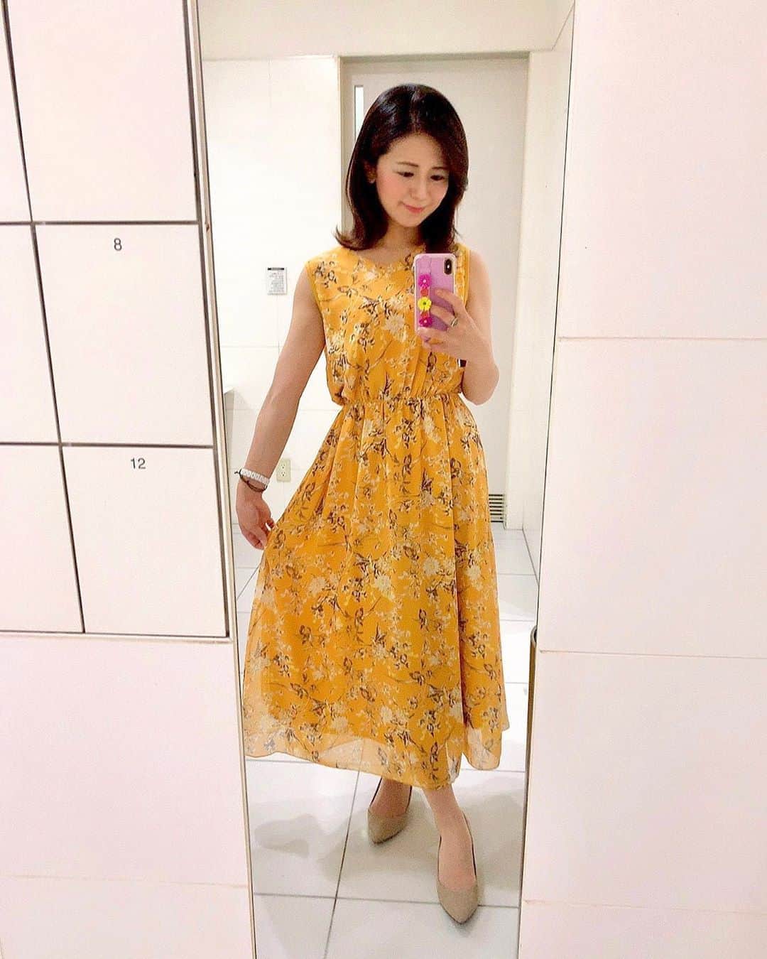 のインスタグラム：「Abema深夜勤務な〜〜う🙋‍♀️ * 今日の衣装は 海に行きたくなるような、、🏖 リゾート感満載な華やかなワンピース🌺🍍 でも ニュースの画面に全く映ってない〜🤣🤣 ので、こちらで❤️ * 今日は深夜勤務４回目にして 初のスポーツニュース⚾︎✨✨ 野球ニュースメインで お伝えしましたよ💁‍♀️ 中日 松坂大輔投手の 今季初登板の試合から〜〜✨✨ スポーツニュース読めるの 嬉しい〜〜😘 * 深夜ニュース終わって一段落で 恒例のカフェタイム🥤 今日はカロリー気にして エスプレッソアフォガードフラペチーノ☆ カロリー、ゼロですっけ🤣？ * 深夜ニュースとスポーツニュースは 朝まで再放送しています〜💁‍♀️ * #abematv #abemanews #news #キャスター  #衣装 #アナウンサー #フラペチーノ」