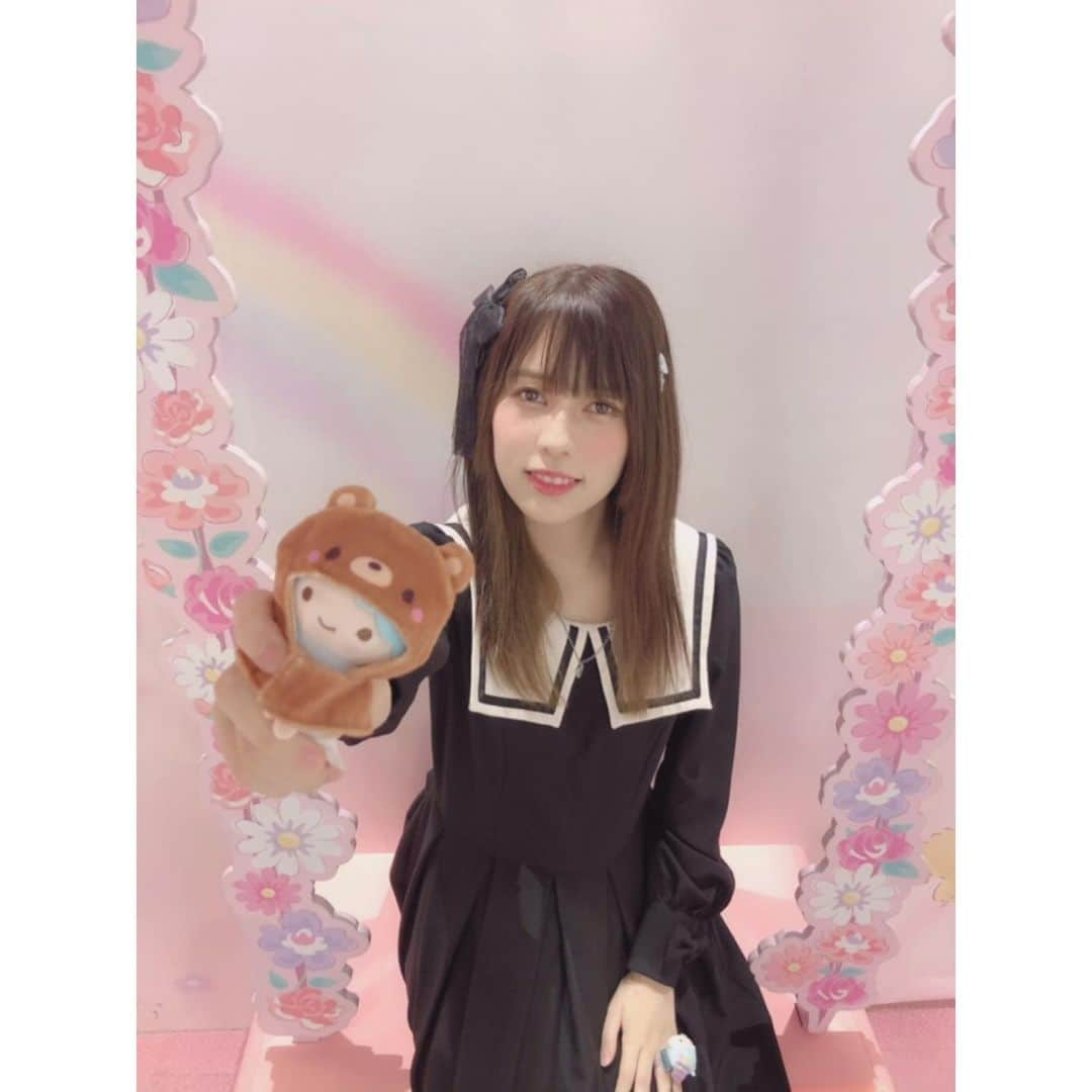 田部絵美さんのインスタグラム写真 - (田部絵美Instagram)「れいあちゃんが撮ってくれた写真📸🥰 ㅤㅤㅤㅤㅤㅤㅤㅤㅤㅤㅤㅤㅤ ㅤㅤㅤㅤㅤㅤㅤㅤㅤㅤㅤㅤㅤ ㅤㅤㅤㅤㅤㅤㅤㅤㅤㅤㅤㅤㅤ  コンプレックスの三白眼も、少し外斜視の片目も、必死に隠すことをしなくなって。 自分の顔が細部まで見えてしまうのが怖くて使えなかった小さい鏡もいつのまにか見られるようになっていて。 大嫌いだった自分の顔も、少しずつ受け入れられるようになってることにふと気付いたこの頃です。  外見だけじゃなくて、内面も含めて、理想も憧れもたくさんあるけど私は私、これが私なんだよなって受け入れられる今を生きれているのはいつも愛を伝えてくれるみなさんの存在のおかげです。  みなさんが今まで紡いでくれた全ての言葉が重なって大きく包み込んでくれていて、私みたいな人間が1人くらい生きていても歌っていても良いんだなって自分を許してあげる事が出来ています。  だから私も誰かにとって届く言葉を歌をうたいたい、強くもなければ何者でもない私だけど、そんな私だから伝えられる事を見つけていきたいとつよく思う日々です。  今日も愛を有難うございました。 明日も何かを届けられる1日になりますように💫  #突然語る #温度差  #ピューロランド #楽しかったです」7月17日 1時44分 - _butanabeemi_