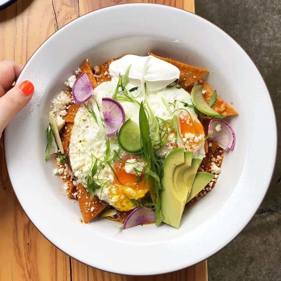 Eater LAさんのインスタグラム写真 - (Eater LAInstagram)「Chilaquiles from @freakinalltime with cotija cheese, avocado, two fried eggs, tortilla chips, and a dollop of sour cream to finish it off. 📸: Eater Restaurant editor @hillarydixlercanavan. Hashtag #eaterla on your best photos for a chance to be featured.」7月17日 1時53分 - eater_la