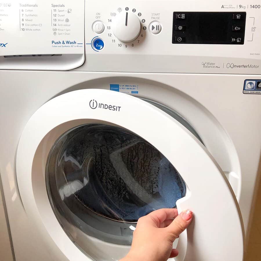 ルイーズ・ペントランドさんのインスタグラム写真 - (ルイーズ・ペントランドInstagram)「AD | When I started The Weekly Vlog series 3 years ago, I never expected the most requested part of it to be The Laundry Segment. I’ve had people literally come up to me in the street and say that’s their favourite part (once someone told me this at the Baftas!) and I’ll be honest, I love that we’re all so like minded and maybe, don’t be offended, a bit, er, niche? Ha! . When @IndesitUK reached out to tell me about their campaign #DoItTogether, explaining that research has shown that 85% of women say they're solely responsible for delegating housework, and if everyone did their part in the home, we'd all have more time to have fun together as a family, I knew it was the partnership for our little community! I’m fortunate that Liam and I share everything pretty equally but I’m slowly starting to encourage Darcy to help and this new machine is going to hugely help! . It has a big blue Push&Wash button that you can’t miss and once you’ve pressed it for 2 seconds, the machine will run a 45 minute wash at 30 degrees - No mess, no fuss. I showed Darcy how to do it and she nailed it first go. I didn’t think she’d be that bothered but she said, ‘Now I can do all the washing!’ Ha so maybe I’m onto a winner here! . In honour of my new washing machine, I took the time to completely Marie Kondo the utility room and have a very satisfying video up on my channel (link in the bio) for you to watch. Does this washing machine bring me joy? YES!! . Who does all the housework in your house? Do you need a big blue button too?」7月17日 2時05分 - louisepentland