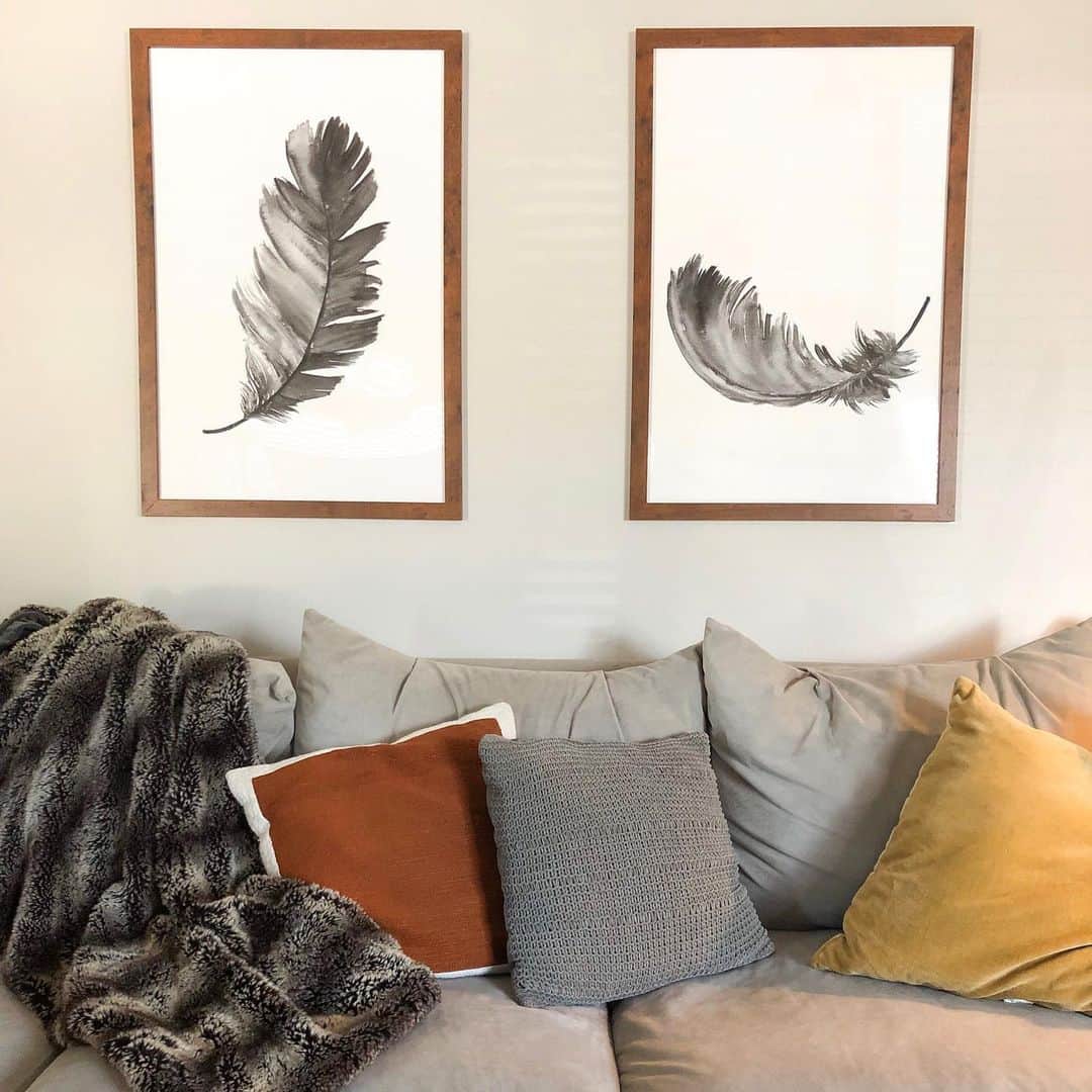 サマンサ・ドロークのインスタグラム：「After a year of marriage we’re finally getting things up on the walls!! Haha ... having this baby has put me in GO mode. The projects I’ve been needing to get done I’m checking off and this was one of them. I’m not one to just put things up. Everything has to have a meaning or purpose in our home. So when I found these feathers on Etsy I had to get them. Feathers have always been a theme of mine and a reminder of my past family and present. A reminder to trust God and that he is always with me. So to have these two floating feathers in our living space is a daily reminder that we are floating together, wherever the Lord may lead us. ❤️ #ourhome #homedecor」