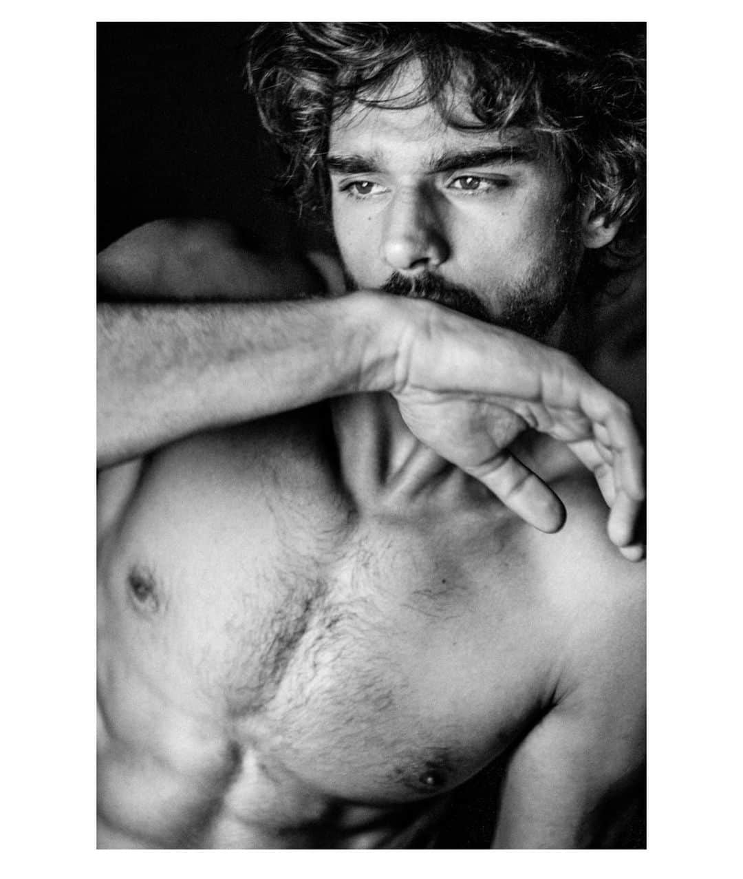 マーロン・テシェイラのインスタグラム：「—- ⚡️ “When i am silent I have thunders hidden inside of me.” ⚡️ —- 📸 by @benoit.auguste 💥 —- 🎩...Peace&Light...♻️ —- #GoodVibesOnly」