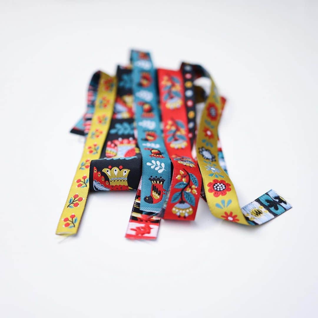 Dinara Mirtalipovaのインスタグラム：「I just couldn’t wait to share with you a sneak preview of an exciting project that has been cooking up in my studio lately. I partnered with @renaissanceribbons to create this folk ribbon collection and just a few days ago I received the first samples and color strikes. I’m so impressed with the precision of weaving and detailing, the quality is impressive! 😍 Crafty ladies and gentlemen, get your scissors sharpened, we are going to have fun! ✂️ #renaissanceribbons #folkart #mirdinararibbons #europeantextilenetwork」