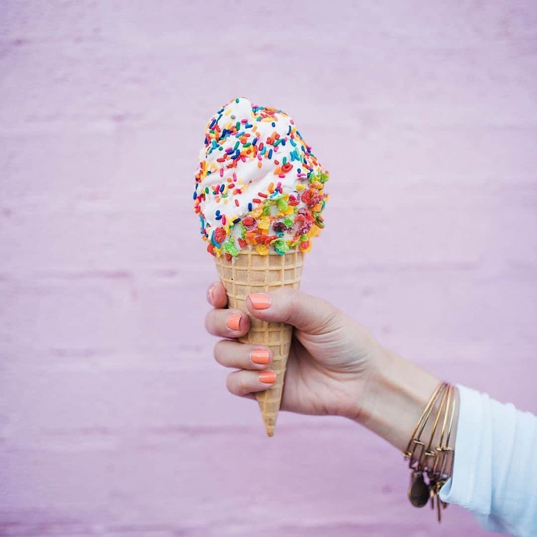 アレックスアンドアニさんのインスタグラム写真 - (アレックスアンドアニInstagram)「All you need is ice cream...and a sweet bangle stack 😉 Happy #IceCreamDay! 🍦 Comment your favorite flavor below 💛| 📸: @adayinthelalz」7月17日 2時28分 - alexandani